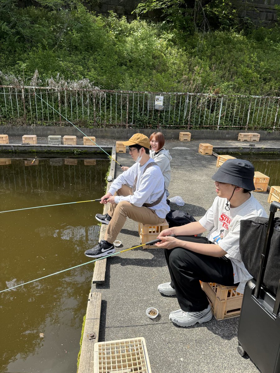 poolpoolpooro's tweet photo. 田上くんになんでお笑い芸人になったかの経緯をききはじめました。前田さんだけ日陰に行きました。 https://t.co/imZtr2PIhu