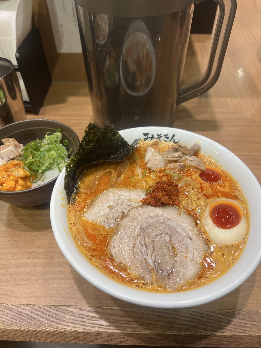 ZerlanX's tweet photo. HIKAKIN食べてみた https://t.co/KjnM5ZdNZr