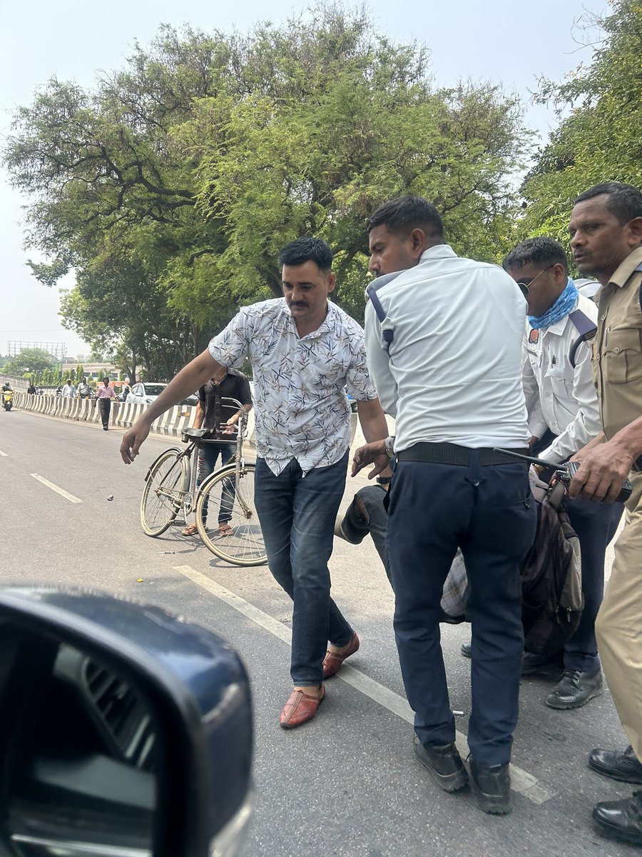 sdtewari2's tweet photo. @Uppolice @dgpup @lkopolice आज़ 19/5/26 को 10:45 बजे लखनऊ के गौतम पल्ली अंतर्गत लोरेटो कॉन्वेंट लाल बत्ती से माल पुल की ओर जा रहे बेचारे मोटर साइकिल सवार को उल्टी दिशा से आ रही पुलिस की गाड़ी ने जोरदार टक्कर मारी, गाड़ी और साड़ी वर्दी पुलिसकर्मी की फोटो 👇देखें क्या न्याय होता है https://t.co/dAJ0ltn4Op
