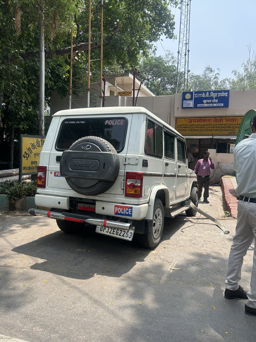 sdtewari2's tweet photo. @Uppolice @dgpup @lkopolice आज़ 19/5/26 को 10:45 बजे लखनऊ के गौतम पल्ली अंतर्गत लोरेटो कॉन्वेंट लाल बत्ती से माल पुल की ओर जा रहे बेचारे मोटर साइकिल सवार को उल्टी दिशा से आ रही पुलिस की गाड़ी ने जोरदार टक्कर मारी, गाड़ी और साड़ी वर्दी पुलिसकर्मी की फोटो 👇देखें क्या न्याय होता है https://t.co/dAJ0ltn4Op