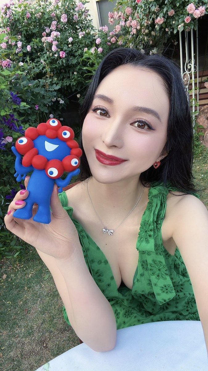 milly_chappy's tweet photo. 薔薇がいっぱいのお庭で撮影〜🌹✨

蚊にいっぱい刺されちゃったけど楽しいからその時は気にならなかったけど後からとんでもなかった😱⚡️

#バラ園
#撮影
#ポートレートモデル
#ミャクミャク
#アフタヌーンティー https://t.co/JvmFG2TU18