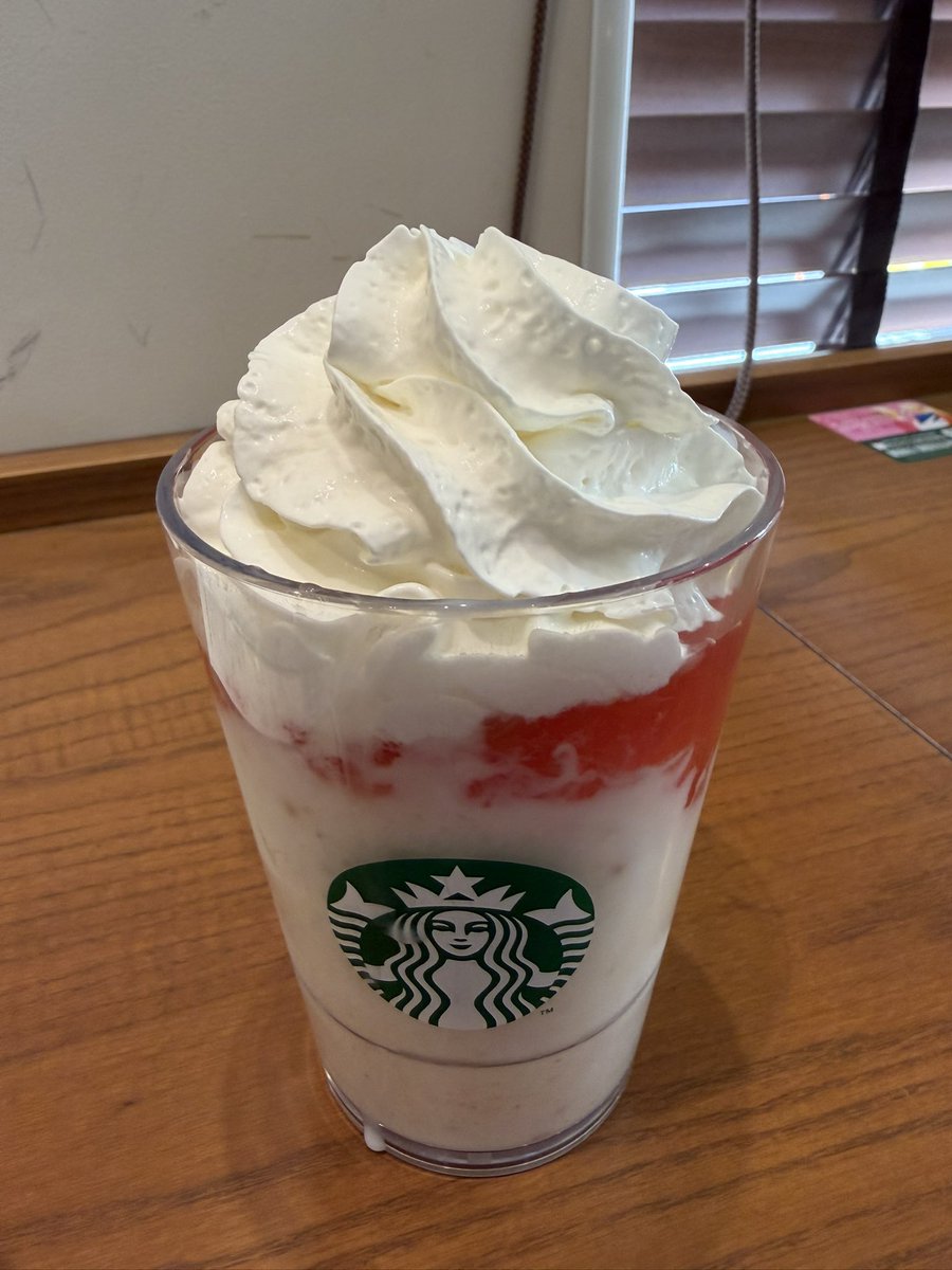 s_harukaze2's tweet photo. どうやら
あわわわわわってなって頼んだのはこの店舗限定らしい
4つの限定があっていろんな店舗で販売してるらしい
らっきー

ちなみに生クリーム増量
モバイルオーダーでカスタム出来るのを知ったのだ、、！

こなれた感出てたかもだけど内心ドキドキです。 https://t.co/4DDMdX6sZG
