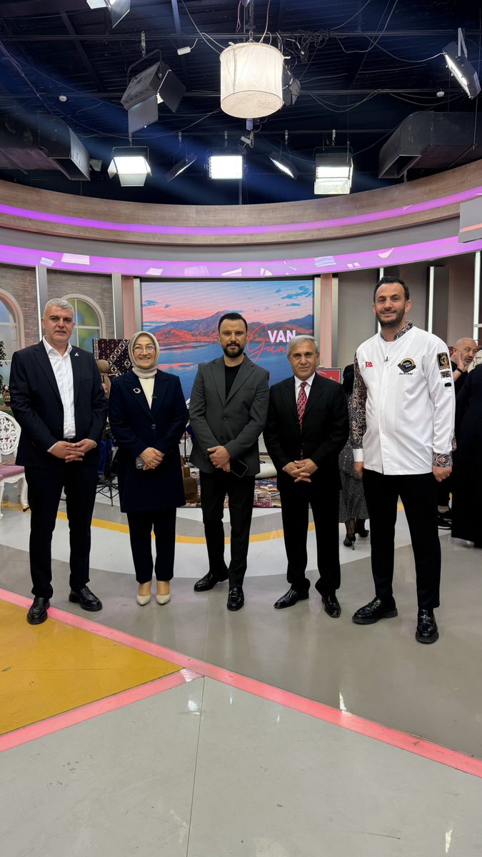 fatihsarp_'s tweet photo. TRT 1 ekranlarında yayınlanan Hayata Gülümse programında, Van’ın eşsiz kahvaltı kültürünü, coğrafi işaretli ürünlerini ve kadim gastronomisini tanıtmanın mutluluğunu yaşadık.

Van Kadın Kooperatifleri, Van Olgunlaşma Enstitüsü ve Van Oturma Gecesi topluluğu ile birlikte; Van balığından ayran aşına, keledoştan Kürt köftesine, otlu peynirden kavuta ve murtuğaya kadar Van’a özgü yöresel lezzetlerimizi Türkiye’ye tanıtma fırsatı bulduk.

Sayın Van milletvekilimiz Kayhan Türkmenoglu‘na 
Van Valiliği’ne, Van Büyükşehir Belediyesi’ne, TRT 1 ailesine ve değerli sanatçımız Alişan’a destekleri ve katkıları için teşekkür ediyoruz.

Van’ın kültürünü, gastronomisini ve kadim kahvaltı geleneğini tanıtan bir kültür elçisi olmaktan büyük mutluluk ve gurur duyuyorum. ❤️

@K_Turkmenoglu_V 
@tcvanvaliligi @vanbuyuksehirbb @vankulturizm @vangolakt  @vanlinihathoca