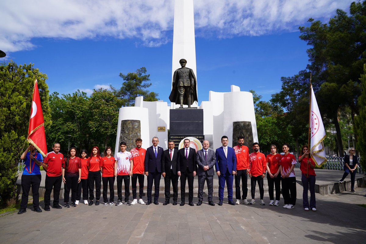GSB_Diyarbakir's tweet photo. 19 Mayıs Atatürk’ü Anma, Gençlik ve Spor Bayramı kutlama programı, Anıt Park’ta gerçekleştirilen çelenk sunma töreniyle başladı. https://t.co/YEaMICZueh