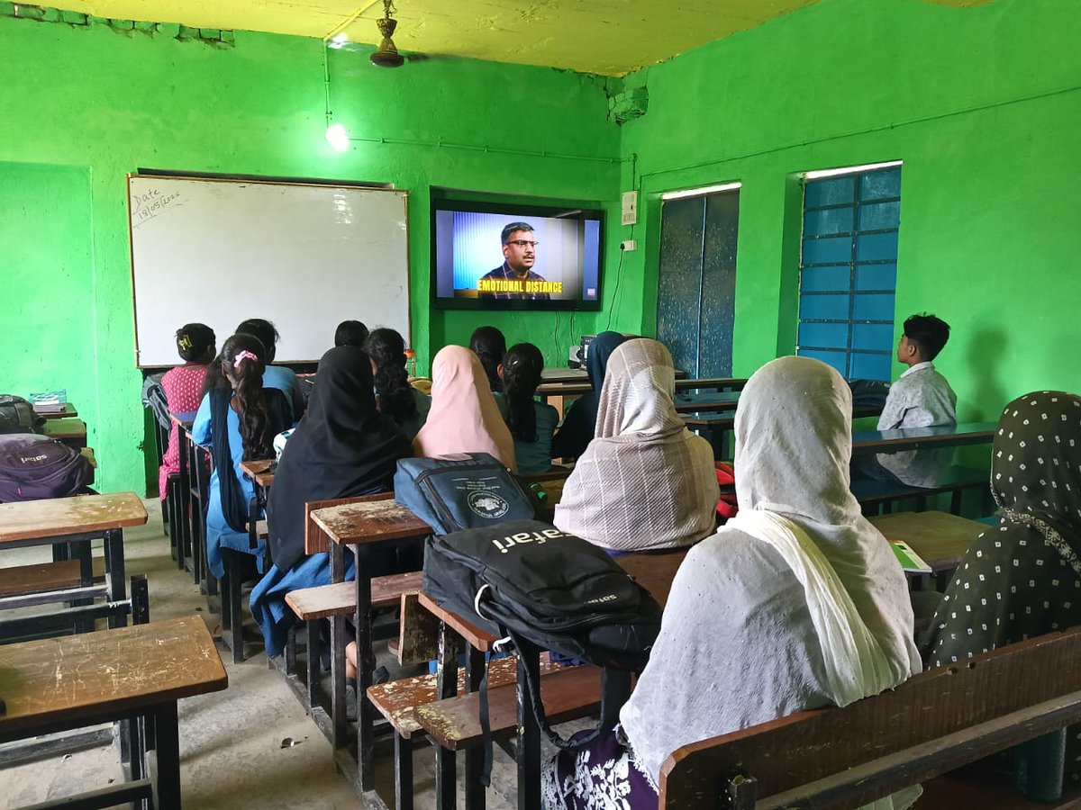 realaasifahmd's tweet photo. Brilliant session in the smart class today! Watched and discussed a great video of yours @masijeevi on parent-child relationships with my students. Love seeing them engage so deeply. ЁЯУЪЁЯТб #TeachersOfBihar #SmartClass #Education @BiharEducation_ https://t.co/QUggJC6smX