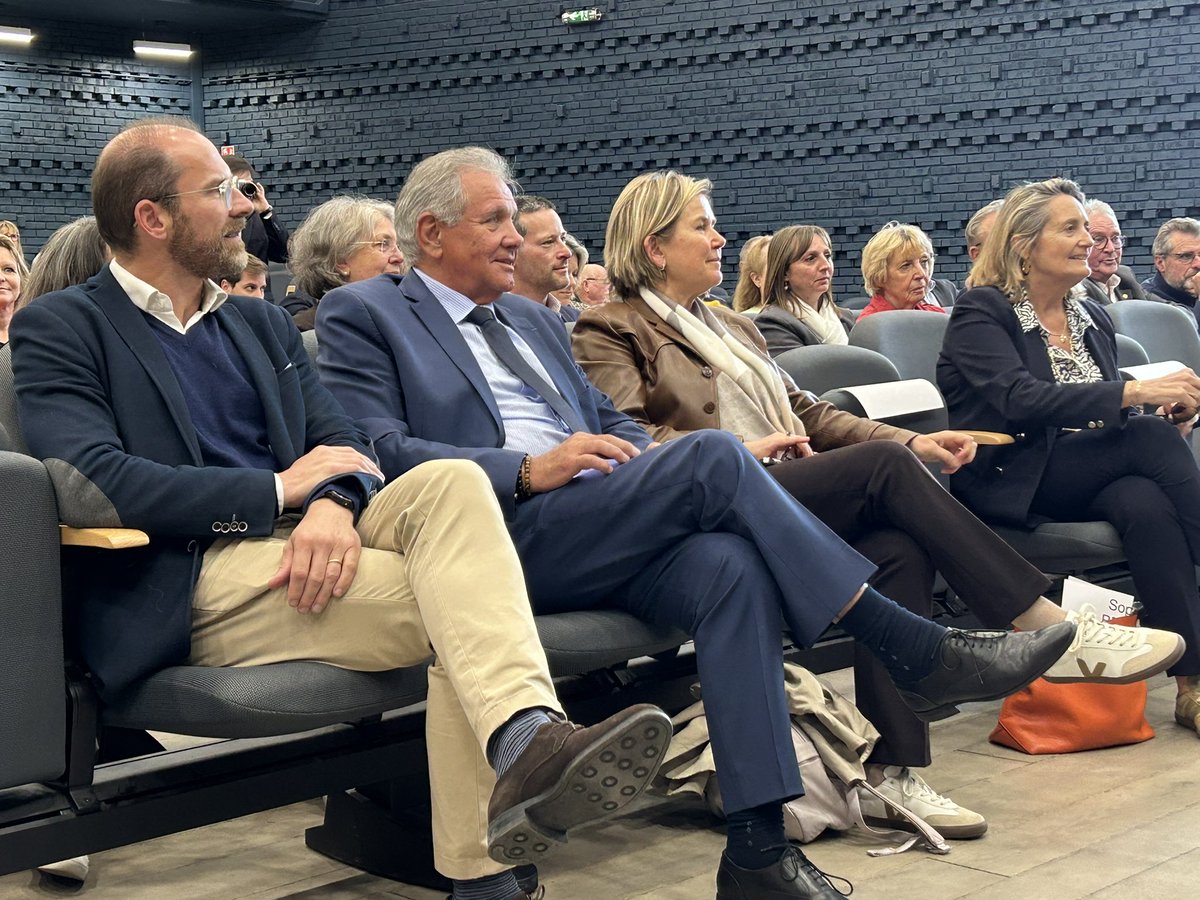 LaugierMichel's tweet photo. 👏Félicitations à Pierre Fond réélu à l’unanimité avec son nouveau bureau à la tête des @MAIRES78

Face aux attentes des Maires, notre devoir au Parlement, et particulièrement au @Senat, est de répondre concrètement aux besoins de simplification et de renforcement de leurs moyens https://t.co/9LcFgKBZI2