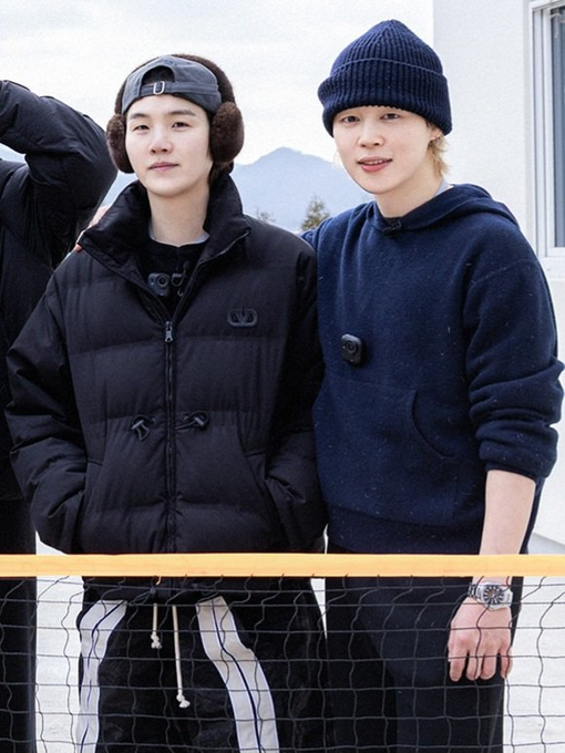 YoonminShoulder's tweet photo. do you see that hand? DO YOU SEE THAT HAND??? https://t.co/p2IznnHwSC