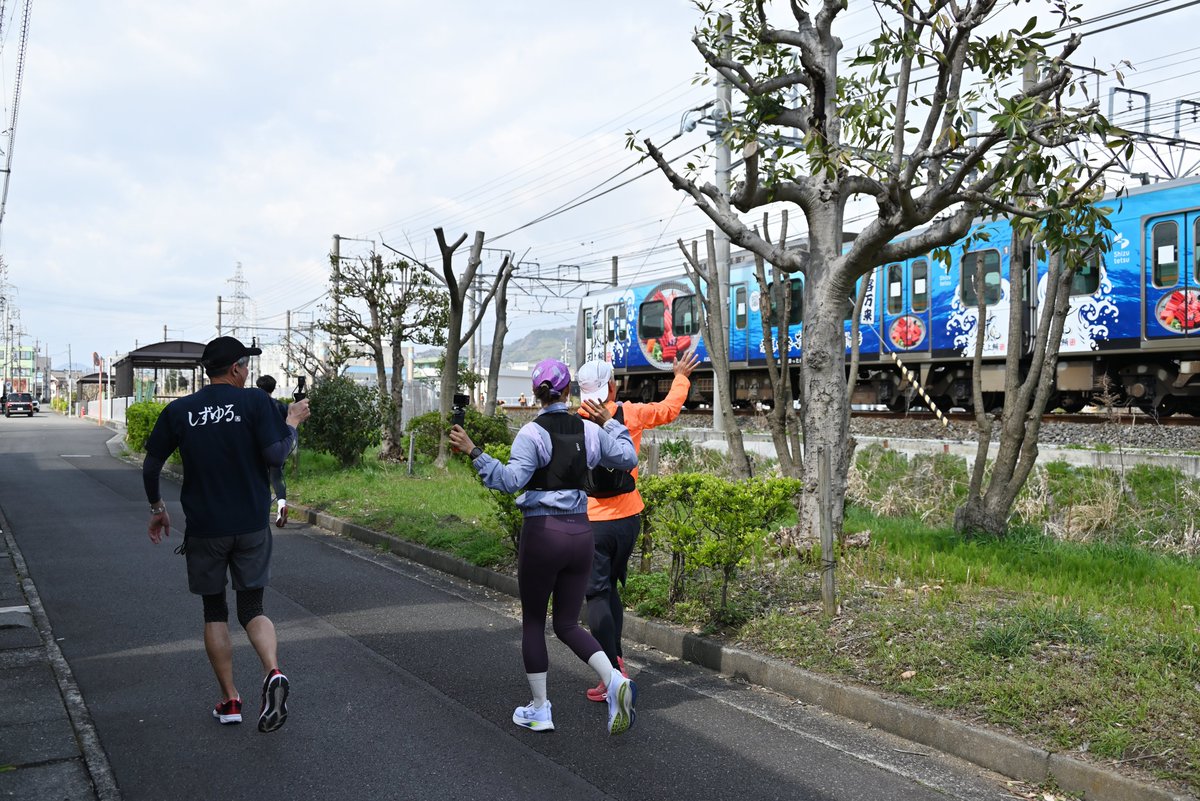 shizu_yuru's tweet photo. ／
現在放送中の #静岡市 編
#静鉄電車 沿線と各駅巡り🚃
＼

4駅目の #狐ケ崎駅 に向かう途中
ご近所の方から、安くておいしいと人気の精肉店 #とり岩 さんを教えていただきました🐓
けれど、この日は祝日のためお店はお休み
残念でした😢

#しずゆる #ランニング #田村亮 #中村優 https://t.co/oWGwhdQSyt