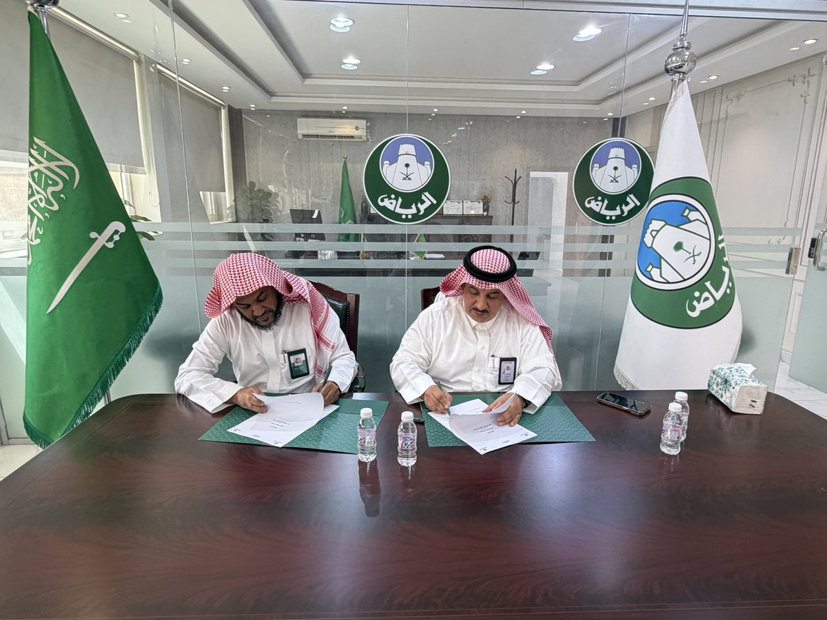 durma_k's tweet photo. في إطار الشراكة المجتمعية بين @b_durma وجمعية البر الخيرية بالمحافظة،تم توقيع اتفاقية تعاون لتنفيذ مبادرة "ثلث الأضحية"حيث وقع الاتفاقية ممثل الجمعية الشيخ علي بن محمد الجعفري ومساعد رئيس بلدية محافظة ضرماء فلاح بن عويضة القحطاني.
#بر_ضرماء https://t.co/B91RtzcRzU