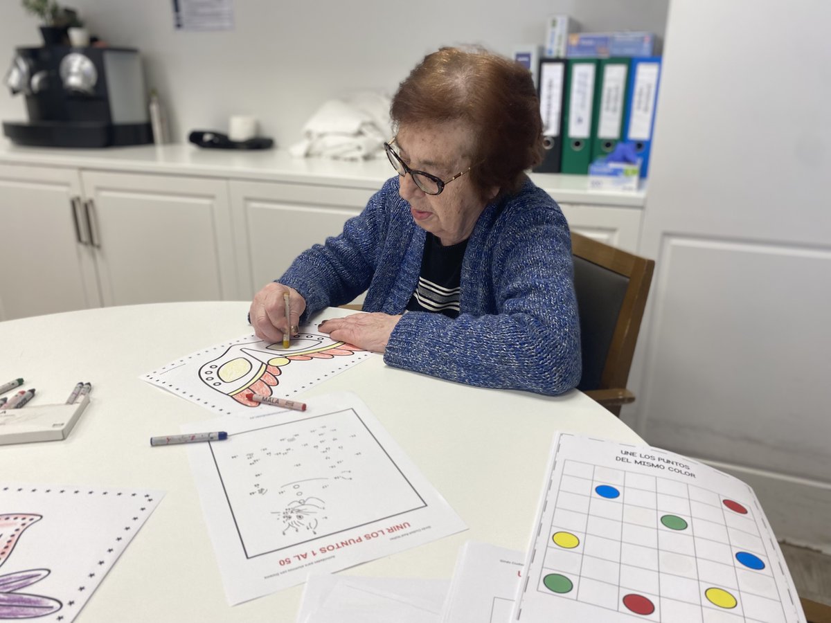 ResiAltosParque's tweet photo. 🧠✍️ Desde la Terapia Ocupacional en Altos de Parquesol, trabajar con fichas ayuda a estimular la memoria, la atención y la coordinación, además de la lectoescritura.

¡Así favorecemos su autonomía en las actividades del día a día! 💪❤️

#ResidenciasClece https://t.co/vfYc8EB6nP