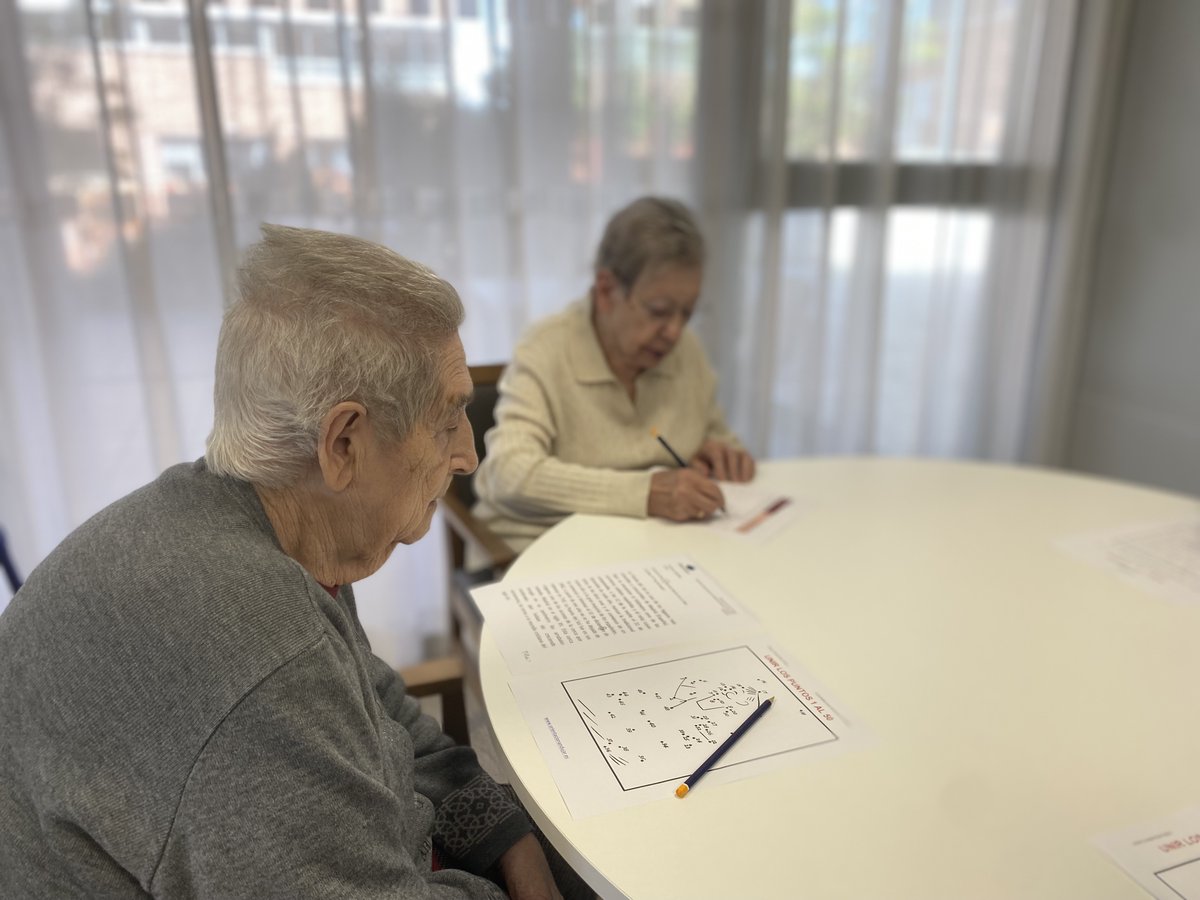 ResiAltosParque's tweet photo. 🧠✍️ Desde la Terapia Ocupacional en Altos de Parquesol, trabajar con fichas ayuda a estimular la memoria, la atención y la coordinación, además de la lectoescritura.

¡Así favorecemos su autonomía en las actividades del día a día! 💪❤️

#ResidenciasClece https://t.co/vfYc8EB6nP