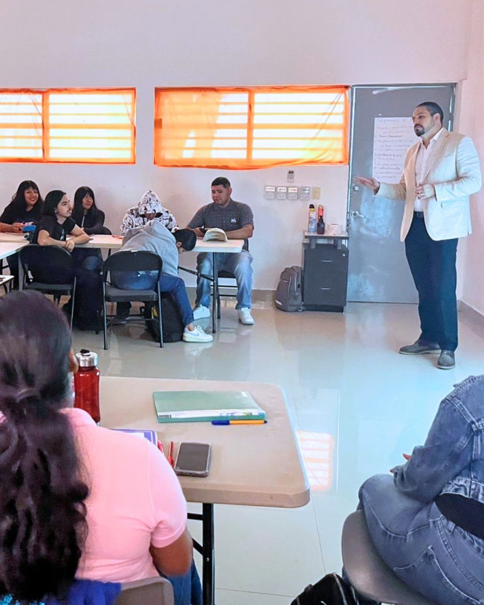 serajac's tweet photo. 🧠✨ Prevenir también es construir bienestar.

Las y los jóvenes del programa Jóvenes con Rumbo de la sede Juárez, Nuevo León, participaron en una mentoría grupal sobre prevención de adicciones, impartida por el Dr. Pablo Garza del Centro Médico Medicarmen. https://t.co/qNqjIgpJff