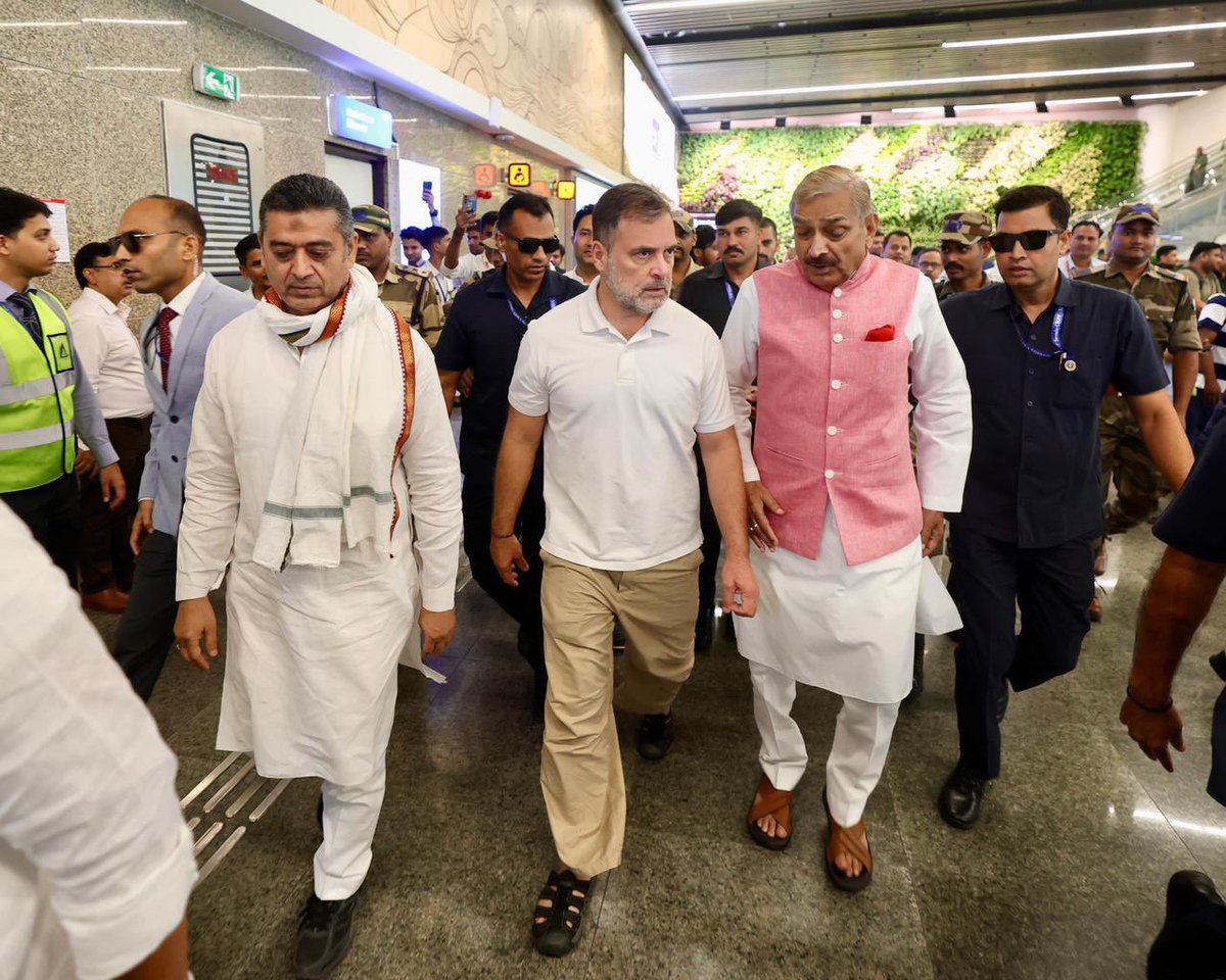 aradhanam7000's tweet photo. नेता प्रतिपक्ष 'जननेता' आदरणीय श्री @RahulGandhi जी का लखनऊ स्थित चौधरी चरण सिंह अंतर्राष्ट्रीय एयरपोर्ट पर आत्मीय स्वागत एवं अभिनंदन किया।

इस दौरान वरिष्ठ कांग्रेस नेतागण, कांग्रेस पदाधिकारी एवं कार्यकर्तागण भी साथ रहे! https://t.co/ljEXzmslRu