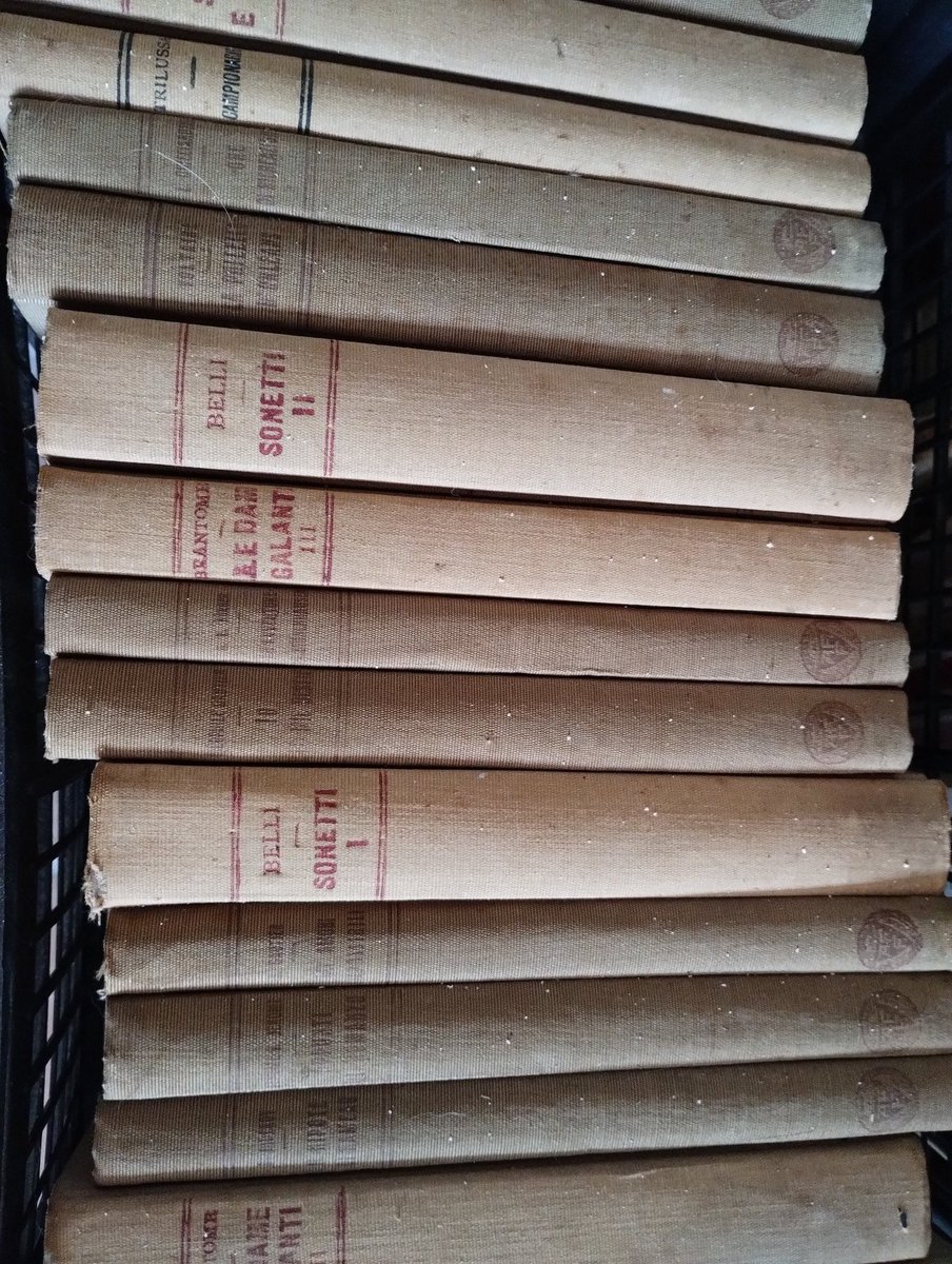 lamonicamaggi's tweet photo. Quattro cassette di Classici del ridere, celebre collana editoriale fondata a Genova nel 1913 dall'editore Angelo Fortunato Formiggini e proseguita fino al 1938. La collezione conta oltre 100 volumi e raccoglie i capolavori umoristici di tutti i tempi.

Aiutatemi 😄😄
Adottabili https://t.co/pqlio1WyMV