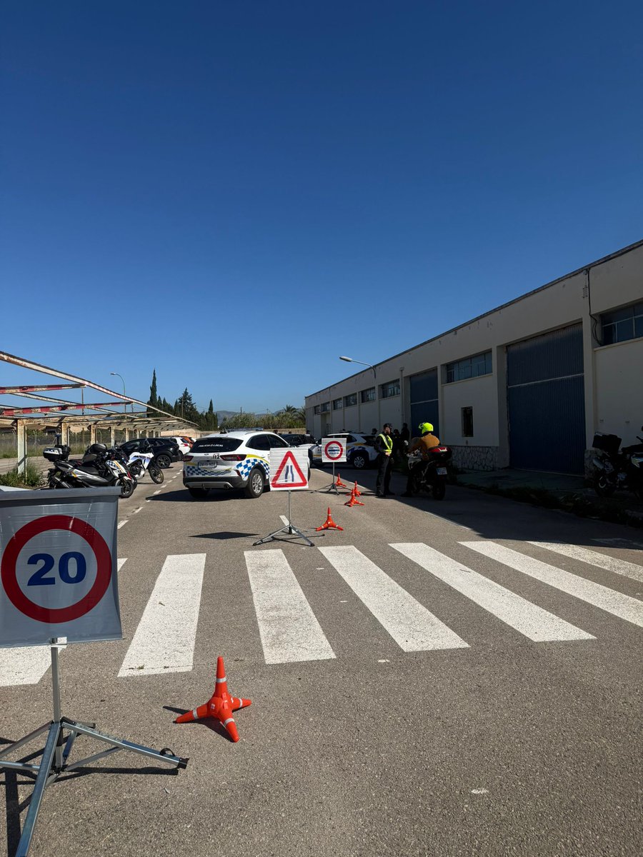 EBAP_GOIB's tweet photo. 👮En el marc del Pla de Formació Contínua PL26 per a Policies Locals de les Illes Balears, dies 11 i 12 de maig es va dur a terme una jornada formativa sobre els Dispositius estàtics de control de la via pública, impartida per personal especialitzat de la Policia.
#PoliciaLocal https://t.co/Bmyw1qtX58