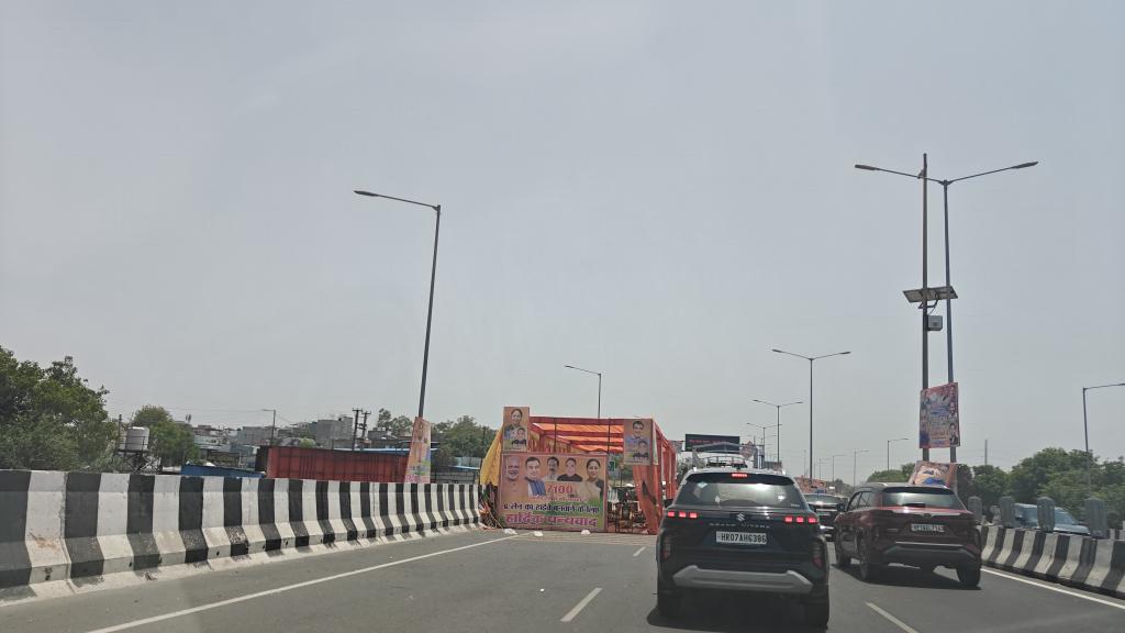Brit98700's tweet photo. @nitin_gadkari Expressway commuters suffered 4-hour gridlock today as Union Minister Nitin Gadkari’s private party halted traffic. Ambulances, office-goers, families stranded for VIP convenience. Public roads aren’t party venues. Who pays for lost time? Accountability needed https://t.co/UjuduwoVSH