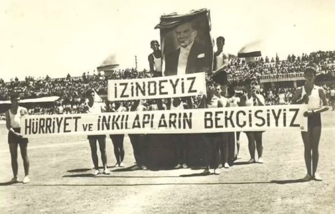 CavitUslu10's tweet photo. 19.Mayıs 1919 sadece bir tarih değil; küllerinden doğan bir milletin, bağımsızlığa doğru attığı ilk ve en cesur adımdır. Bize bu özgür gökyüzünü armağan eden Gazi Mustafa Kemal Atatürk ve silah arkadaşlarına minnetle... https://t.co/B6XHvm0PUj