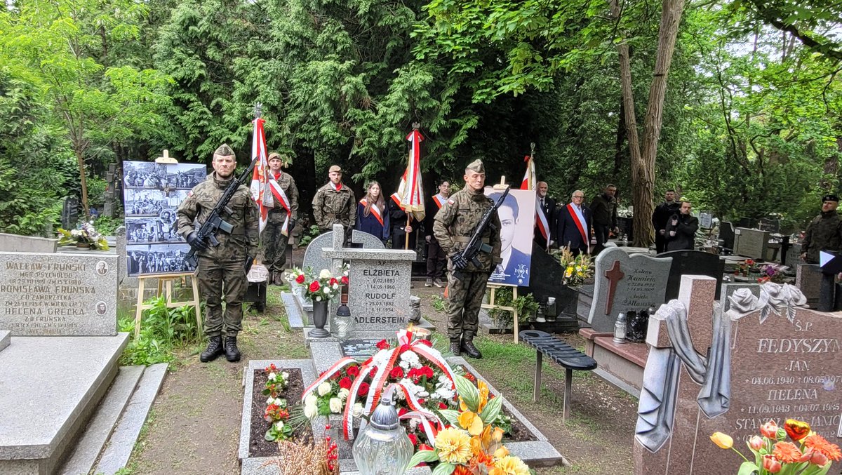 Rz_mwj's tweet photo. Wczoraj, w 82. rocznicę bitwy o Monte Cassino, na Cmentarzu Grabiszyńskim we Wrocławiu upamiętniono jednego z jej bohaterów, mojego i @mwj53 wujka por. Jerzego Adlersteina, oficera 4 Pułku Pancernego "Skorpion"  2. Korpusu Polskiego. 
Więcej w artykule 
⬇️
https://t.co/zcXi6TsM6D https://t.co/idRHnHOZsB