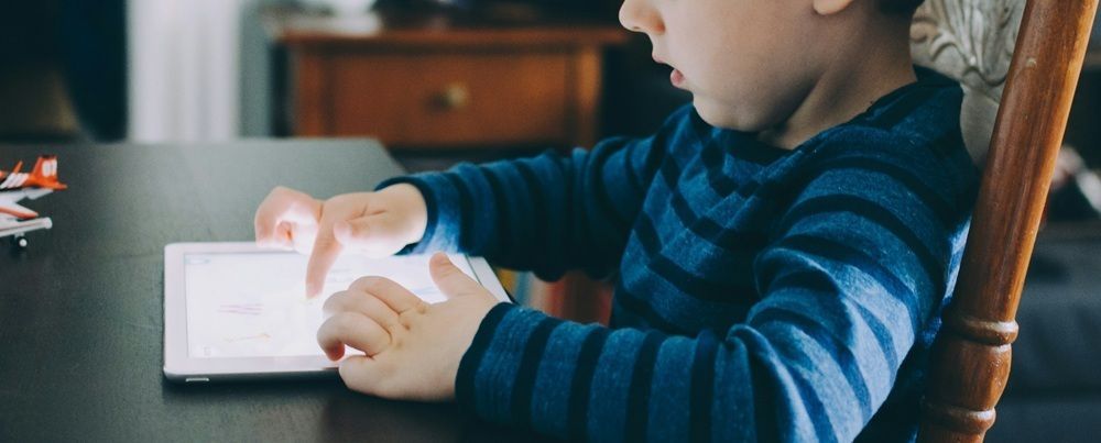 WSxCommSafety's tweet photo. Keeping children safe online can feel overwhelming, but simple steps can make a big difference. Start by turning on parental controls across your network, devices and apps. @IM_org have 101 easy-to-follow guides to help you get started: https://t.co/XiiDGoEGyG. https://t.co/OvfHG9jz0R