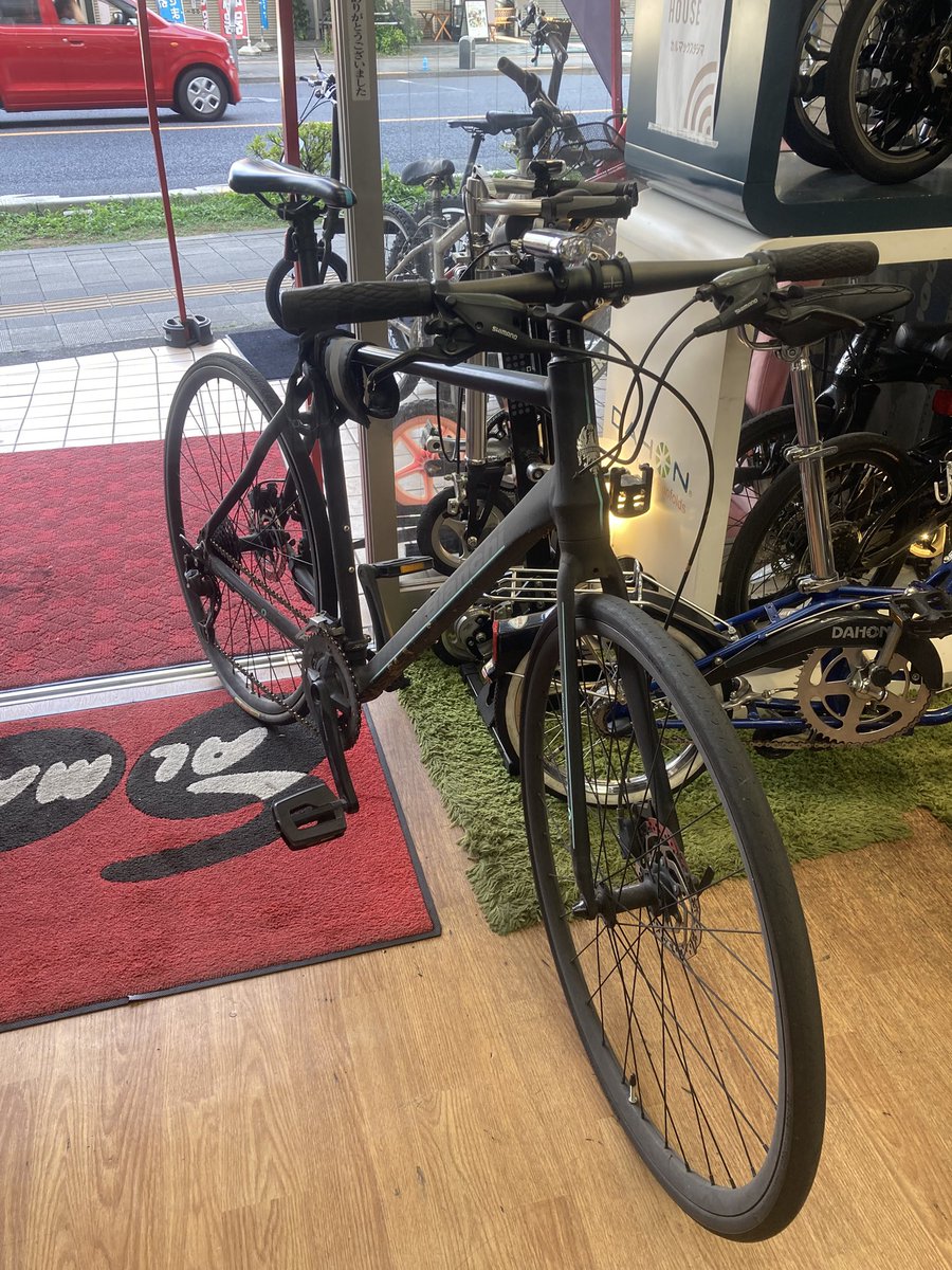 ビアンキのクロスバイクROMAのタイヤ交換を承りました😆 ブラック