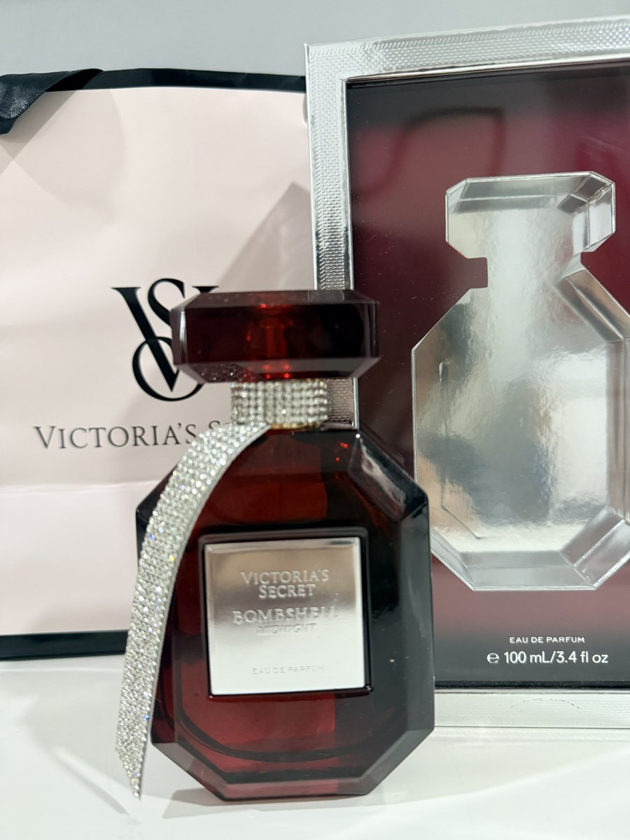 joonivyerse's tweet photo. Haiii WTS Eau de Perfume Victoria's Secrettt
Limited Edition Bombshell varian Midnight. INCLUDE: Goodie Bag &amp; Box.

Baru beli sekitar 3 bulan yang lalu. Kurang cocok sama wanginya setelah pemakaian beberapa lama. Baru digunakan 1/4. 

Nego DM yaaa! https://t.co/80NcwuWAZt