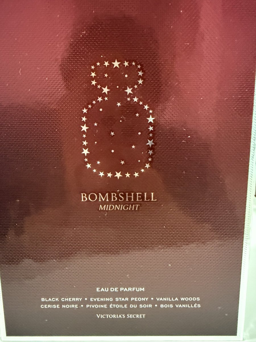 joonivyerse's tweet photo. Haiii WTS Eau de Perfume Victoria's Secrettt
Limited Edition Bombshell varian Midnight. INCLUDE: Goodie Bag &amp; Box.

Baru beli sekitar 3 bulan yang lalu. Kurang cocok sama wanginya setelah pemakaian beberapa lama. Baru digunakan 1/4. 

Nego DM yaaa! https://t.co/80NcwuWAZt