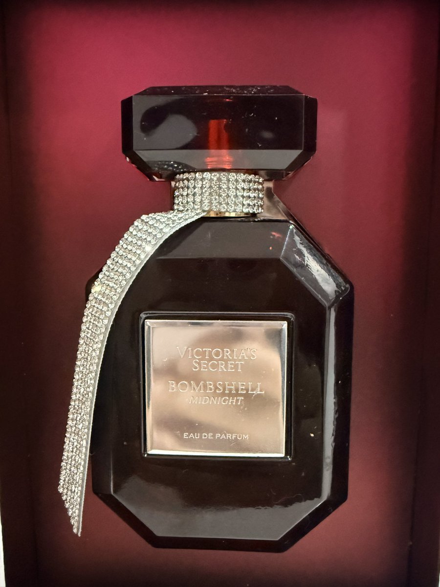 joonivyerse's tweet photo. Haiii WTS Eau de Perfume Victoria's Secrettt
Limited Edition Bombshell varian Midnight. INCLUDE: Goodie Bag &amp; Box.

Baru beli sekitar 3 bulan yang lalu. Kurang cocok sama wanginya setelah pemakaian beberapa lama. Baru digunakan 1/4. 

Nego DM yaaa! https://t.co/80NcwuWAZt