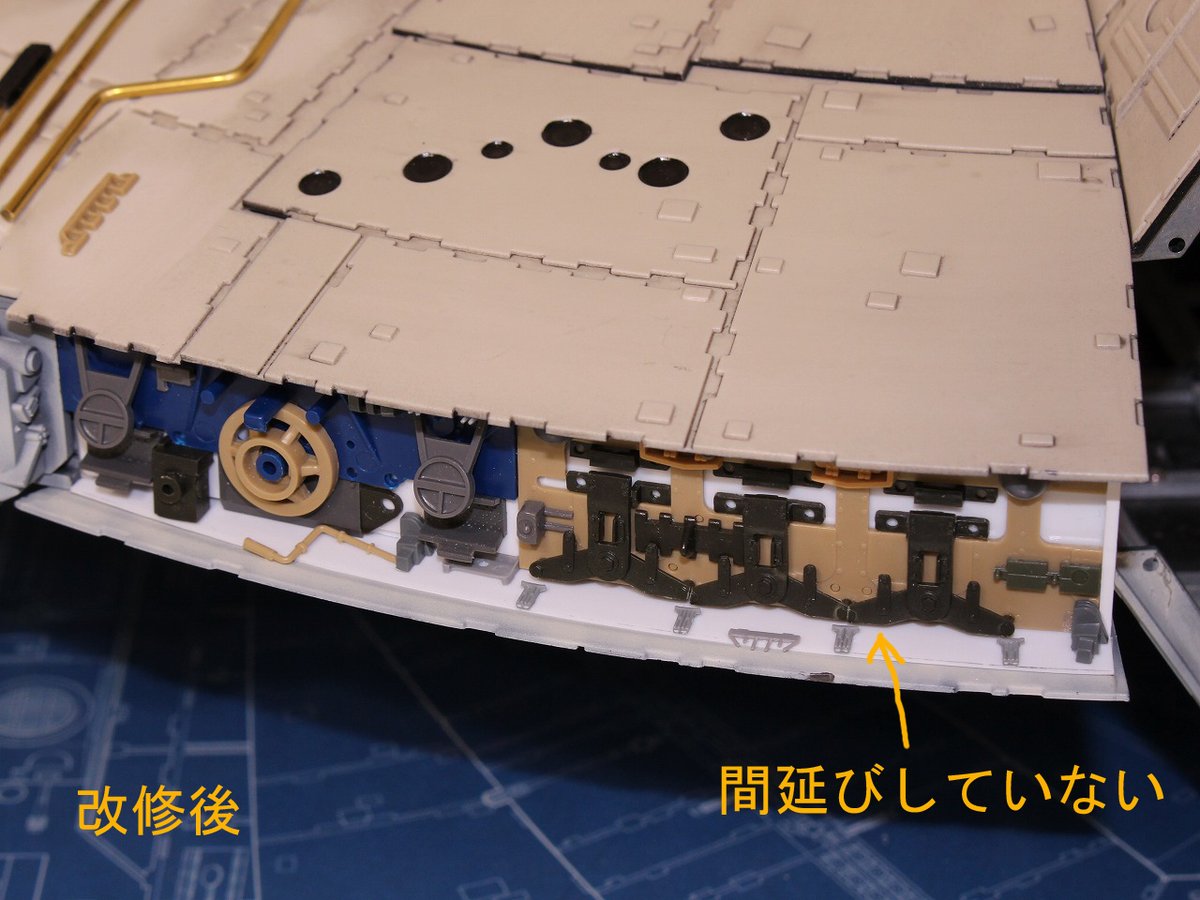 船体左舷前方の側面。 ここが平面であると分かったけど、庇部分のパーツを取り付けるとプロップとは異なり間延びしてしまいました。 後ろ半分の茶色い ...