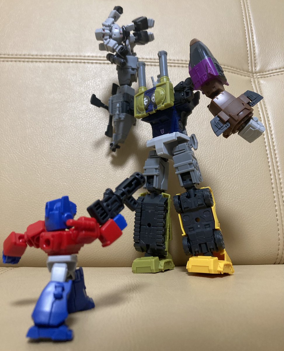 Hamayan_x's tweet photo. ブルーティカスがあると遊びが広がって楽しいよね
コンボイ、メガトロン、スタースクリームが活き活きしてくる https://t.co/INRRD0UG7i