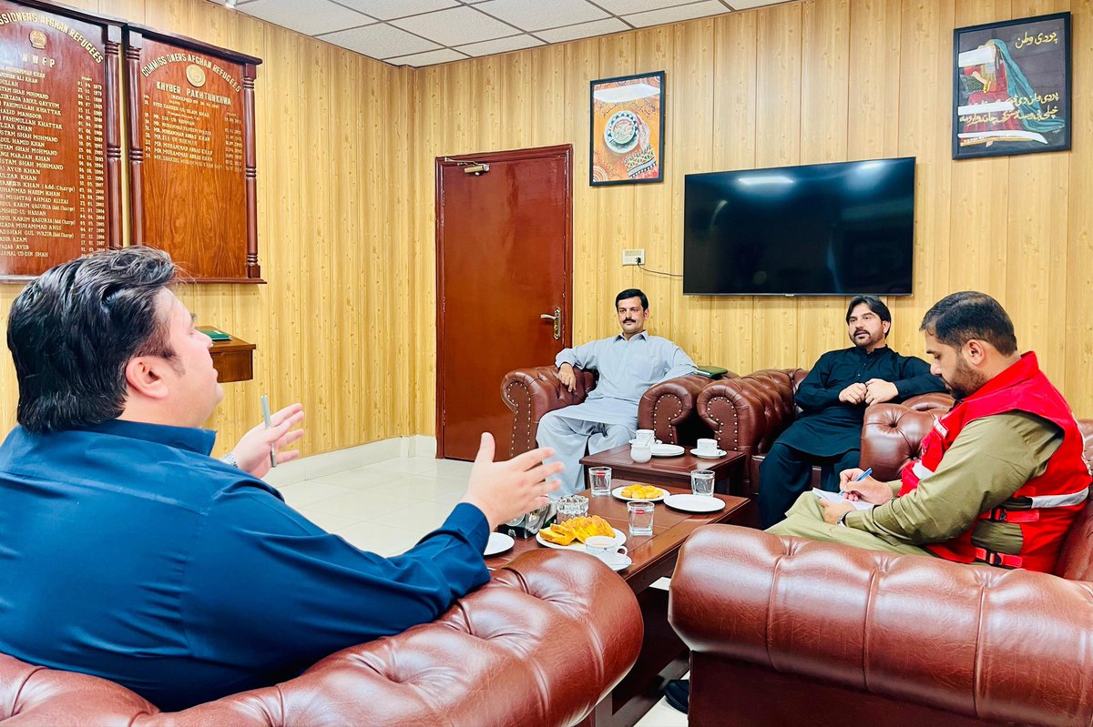 _CARKP's tweet photo. The team from Pakistan Red Crescent Society met with Commissioner for Afghan Refugees, KP, Shakeel Muhammad Khan Safi, and discussed bilateral activities aimed at strengthening mutual cooperation for the support and welfare of vulnerable communities. https://t.co/ebqpMuqZFD