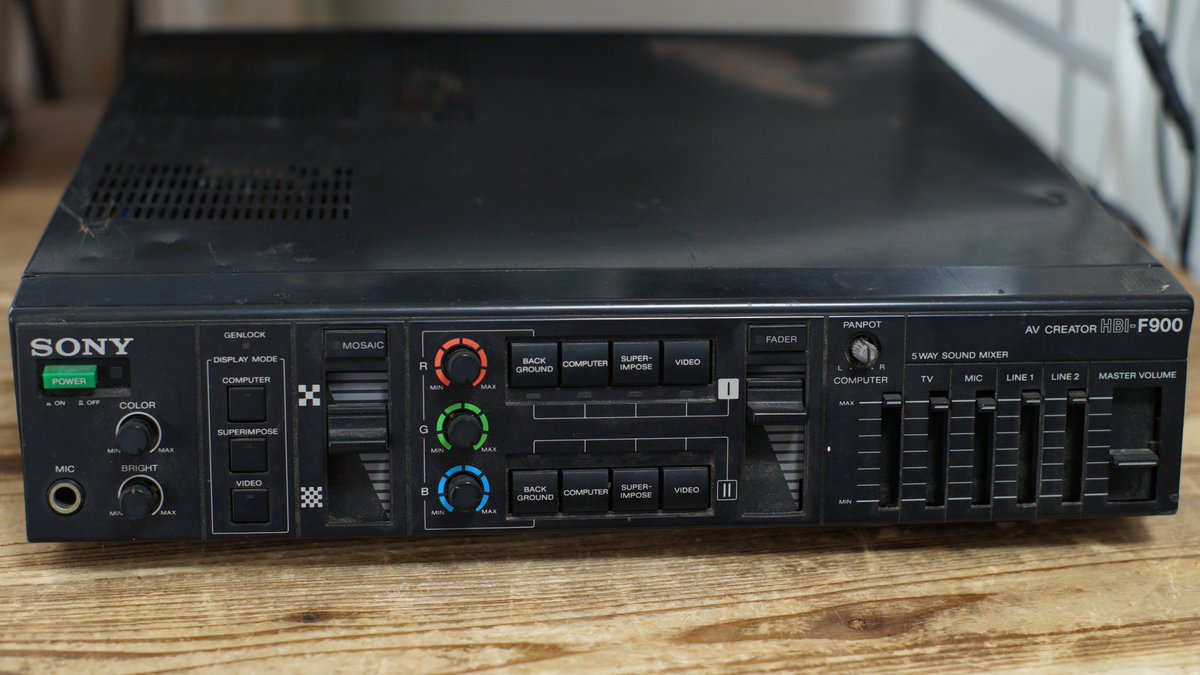 続いてAVクリエーターユニット「HBI-F900」をメンテナンス中… 複雑怪奇