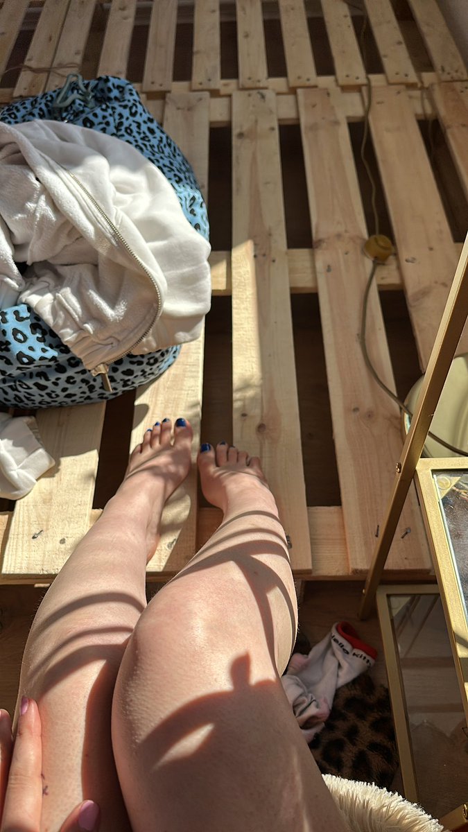 kittycattyxxxxx's tweet photo. darf die sonne auf so schöne füße scheinen? ;) wo sind die zahlsklaven die meine füße verehren? #herrin #zahlschwein #geldschwein #zahlsklave #zahlschwein #findom #geldsklave #fuesse #socken  #moneypig #zahlsau #geldsau https://t.co/u43JtuamKv