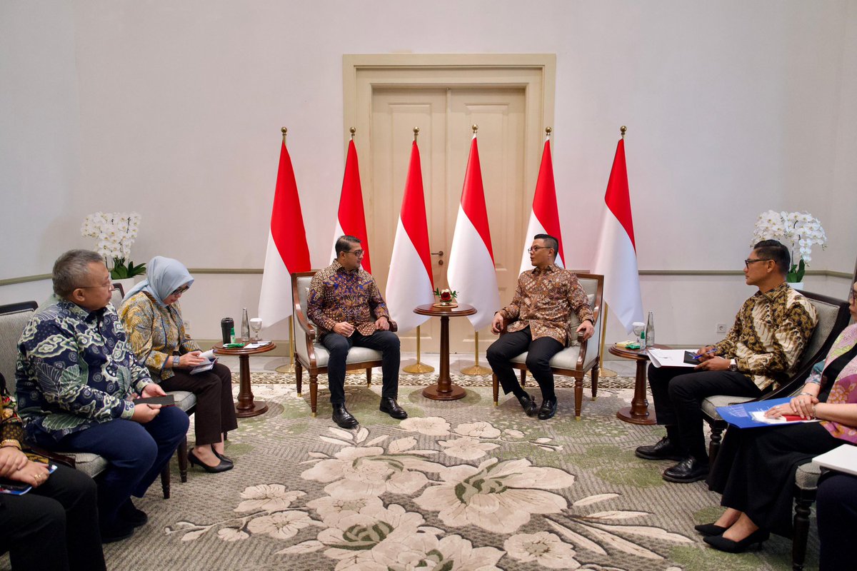Menlu_RI's tweet photo. Hari ini (19/5), saya bertemu dengan Bapak Teuku Riefky Harsya, Menteri Ekonomi Kreatif untuk membahas penguatan peran Indonesia dalam ekonomi kreatif global.

Sebagai penggagas utama International Year of Creative Economy for Sustainable Development tahun 2021 melalui Resolusi Majelis Umum PBB 74/198 (2019), Indonesia terus berperan aktif dalam mendukung promosi ekonomi kreatif di tingkat global.

Kolaborasi antara @Kemlu_RI dan @ekraf_ri juga merupakan wujud nyata diplomasi ekonomi Indonesia yang bermanfaat langsung bagi masyarakat.

Mari tingkatkan daya saing bangsa melalui kreativitas dan inovasi 🌏