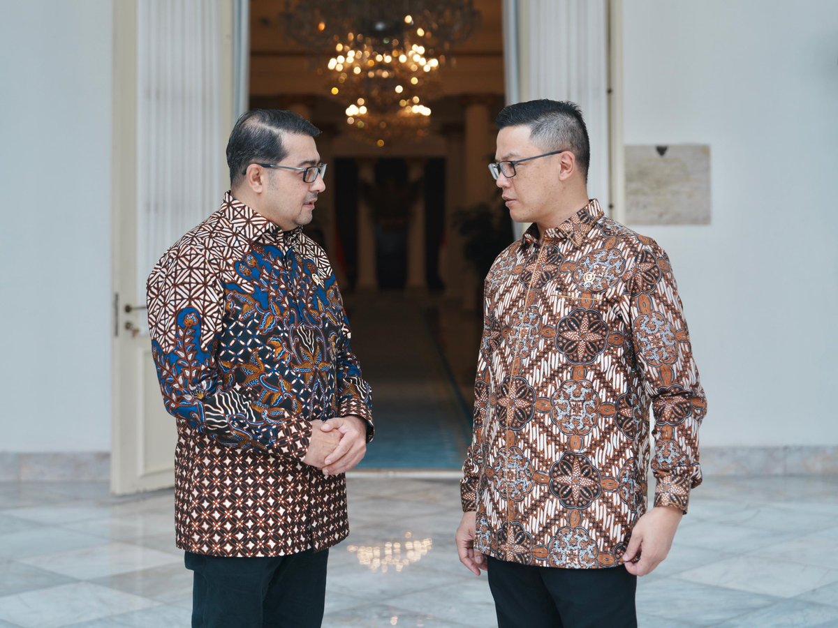 Menlu_RI's tweet photo. Hari ini (19/5), saya bertemu dengan Bapak Teuku Riefky Harsya, Menteri Ekonomi Kreatif untuk membahas penguatan peran Indonesia dalam ekonomi kreatif global.

Sebagai penggagas utama International Year of Creative Economy for Sustainable Development tahun 2021 melalui Resolusi Majelis Umum PBB 74/198 (2019), Indonesia terus berperan aktif dalam mendukung promosi ekonomi kreatif di tingkat global.

Kolaborasi antara @Kemlu_RI dan @ekraf_ri juga merupakan wujud nyata diplomasi ekonomi Indonesia yang bermanfaat langsung bagi masyarakat.

Mari tingkatkan daya saing bangsa melalui kreativitas dan inovasi 🌏
