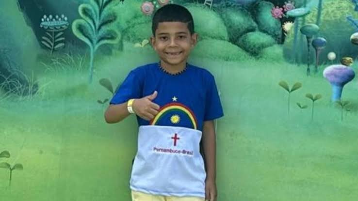 reportersalles's tweet photo. Esse é o Benjamin Leite Costa, de 8 anos. Ele morreu com suspeita de meningite bacteriana após passar por três hospitais. 

Lula negou a inclusão da vacina contra meningite B no calendário do SUS.

O pai da criança, Adejair Pereira da Costa, contou que a equipe médica não soube informar a doença que o garoto tinha e disse que o diagnóstico só foi registrado na autópsia.

De acordo com a família, menos de 24 horas depois de dar entrada no hospital, o menino teve uma reação a um medicamento e foi entubado e internado numa UTI "improvisada" dentro da enfermaria. Para os pais, houve negligência.