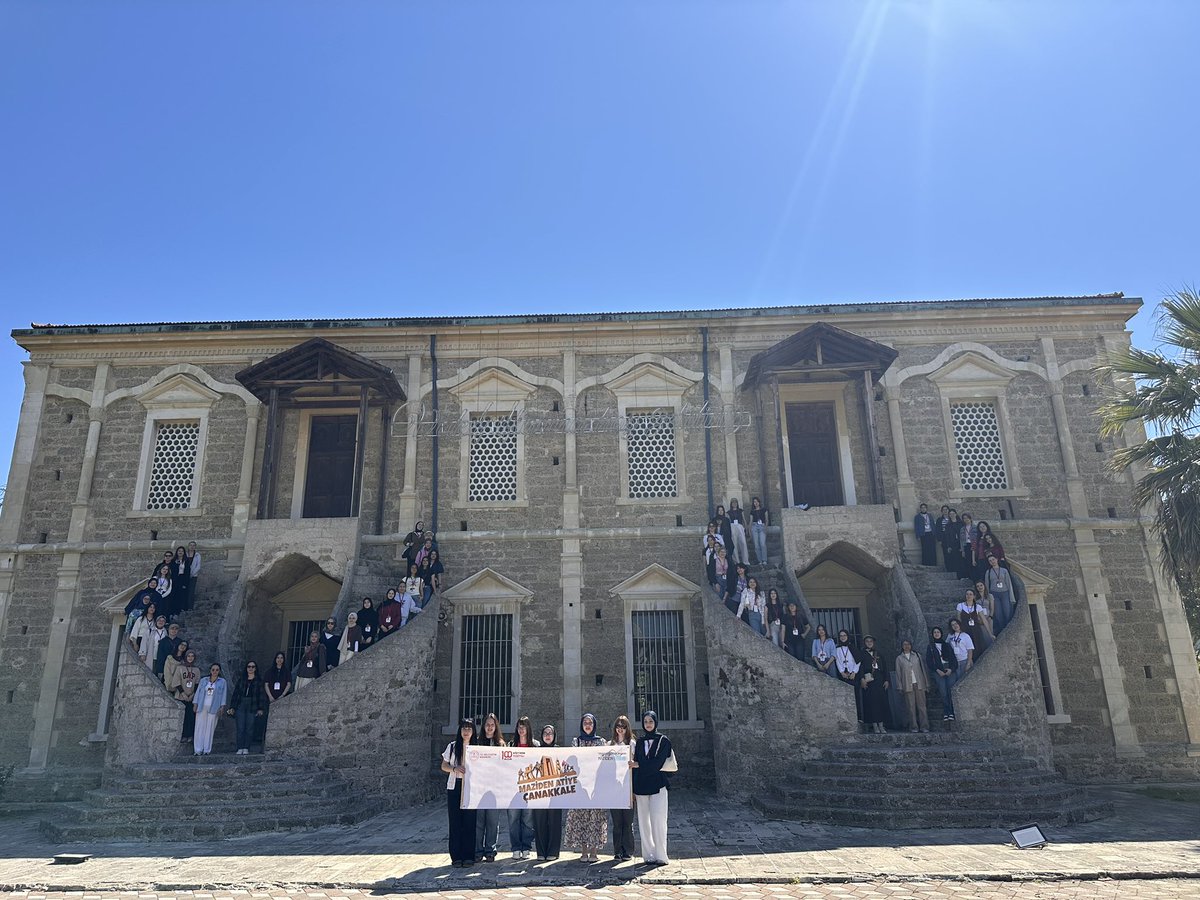 mebmazidenatiye's tweet photo. 📍Maziden Atiye Çanakkale 

Programımız kapsamında öğrencilerimizle tarihimizin izinde anlamlı bir yolculuğa çıktık.

1915 Çanakkale Köprüsü’nden geçerek başladığımız gezimizde;
📍 Gelibolu Mevlevihanesi
📍 Gelibolu Feneri
📍 Bayraklı Baba Türbesi’ni ziyaret ettik.

Geçmişin ruhunu hissederek, milli ve manevi değerlerimizi yerinde tanıma fırsatı bulan öğrencilerimiz hem öğrenip hem de unutulmaz anılar biriktirdi.

@tcbestepe 
@tcmeb 
@hasandogan 
@Yusuf__Tekin 
@CihadDemirli 
@bilalmacit 
@CelileErenOKTEN 
@farukyelkenci
