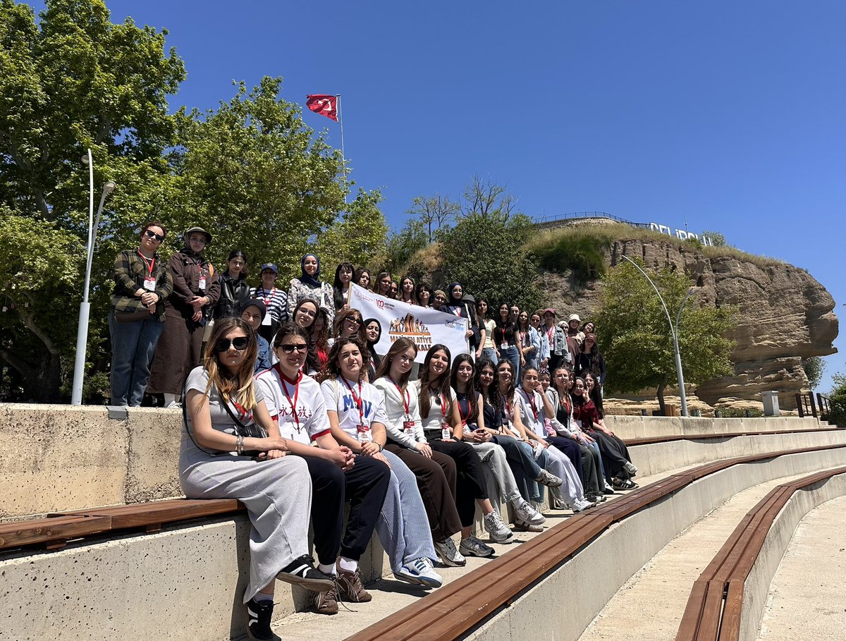 mebmazidenatiye's tweet photo. 📍Maziden Atiye Çanakkale 

Programımız kapsamında öğrencilerimizle tarihimizin izinde anlamlı bir yolculuğa çıktık.

1915 Çanakkale Köprüsü’nden geçerek başladığımız gezimizde;
📍 Gelibolu Mevlevihanesi
📍 Gelibolu Feneri
📍 Bayraklı Baba Türbesi’ni ziyaret ettik.

Geçmişin ruhunu hissederek, milli ve manevi değerlerimizi yerinde tanıma fırsatı bulan öğrencilerimiz hem öğrenip hem de unutulmaz anılar biriktirdi.

@tcbestepe 
@tcmeb 
@hasandogan 
@Yusuf__Tekin 
@CihadDemirli 
@bilalmacit 
@CelileErenOKTEN 
@farukyelkenci
