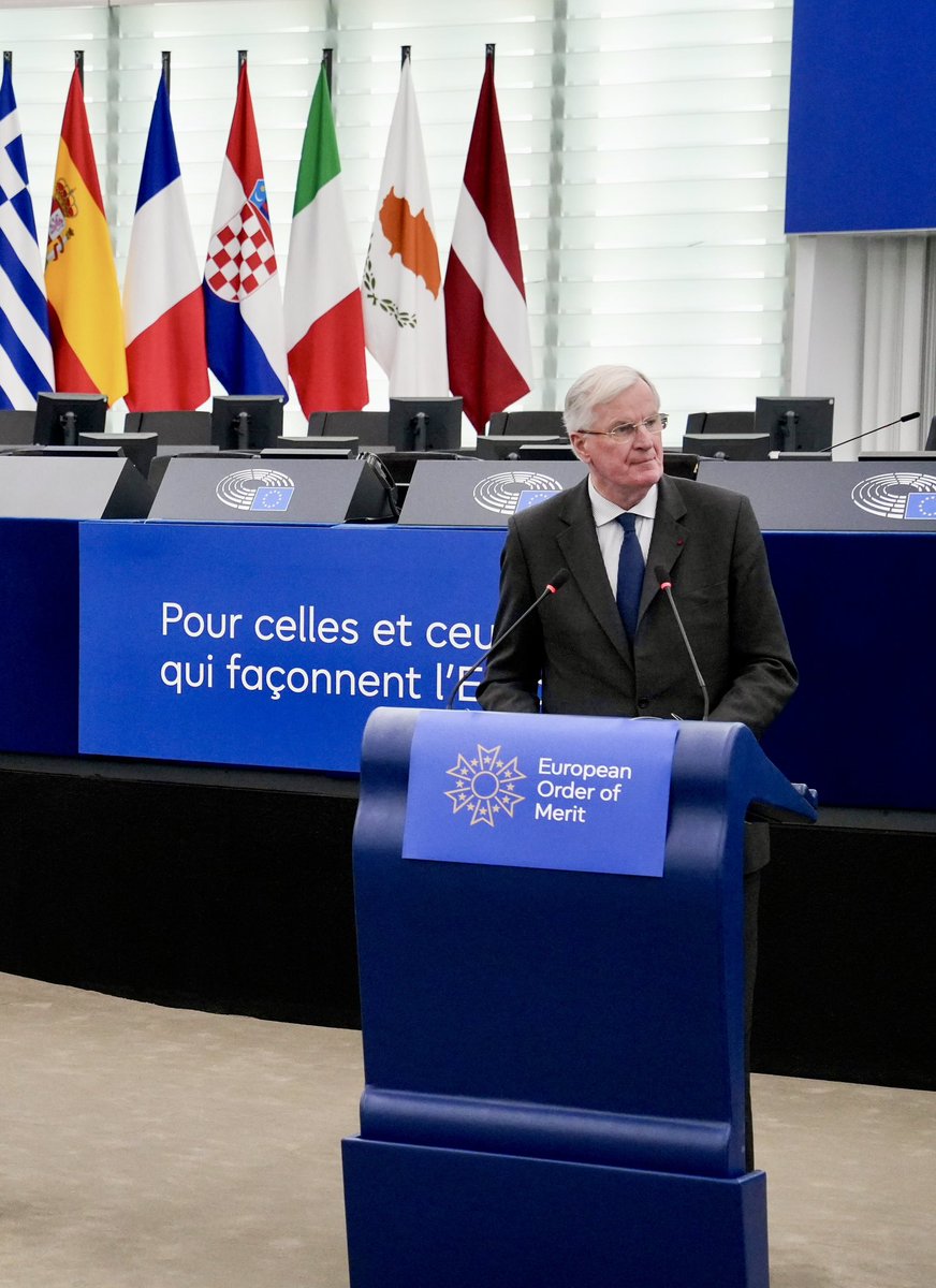 MichelBarnier's tweet photo. Pour celles et ceux qui façonnent l’Europe.

À Strasbourg, au nom de @RobertaMetsola , j’ai eu l’honneur de saluer l’action de @ZelenskyyUa , Pietro Parolin, Wolfgang Schüssel et Marc Gjidara, décorés de l’Ordre européen du Mérite.

Fierté et admiration devant le courage de celles et ceux qui bâtissent une Europe indépendante et en paix.