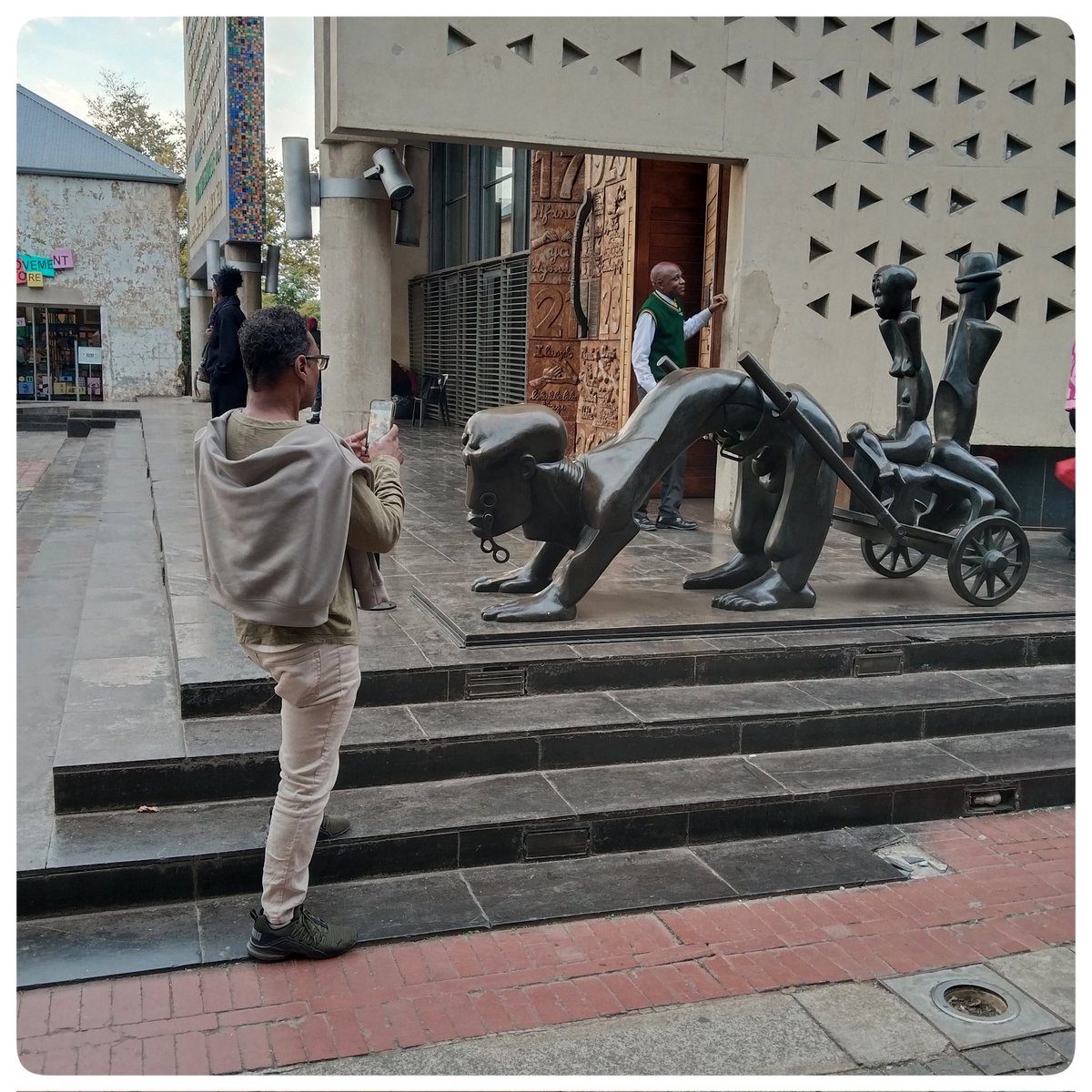 MicroAdventure5's tweet photo. J O Z I - H A L F - D A Y - T O U R 🇺🇲
-----------------------------------------
Monday was for Jozi Half Day Tour with Phyllis &amp; Mitchell from New York City 🇺🇲.

Lovely time we had exploring the history, fashion, culture and lifestyle of Jozi!😍 https://t.co/PMsT4j5gN3