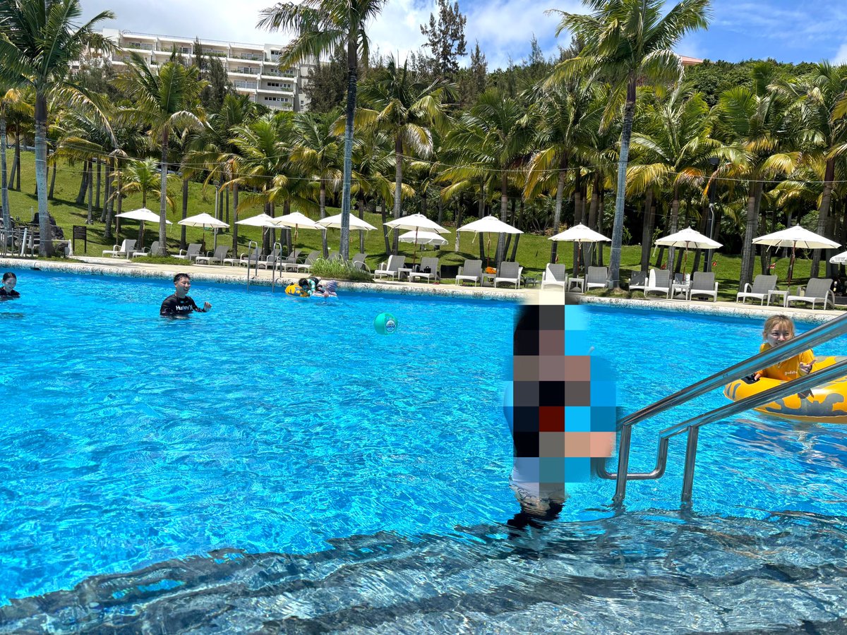 biyousiman2's tweet photo. 屋外プール2ヶ所と室内の温水プール☀️
雰囲気良さげなブランコ✨
プライベートビーチの海も綺麗🌊
朝食、夕食ブッフェはライブキッチンは無かった&amp;品数もそこまで多い訳ではないけど一つ一つがちゃんと美味しかった😍 
付近に食事処少ないし、つけておいて良かった✨ https://t.co/62la5bBwD0