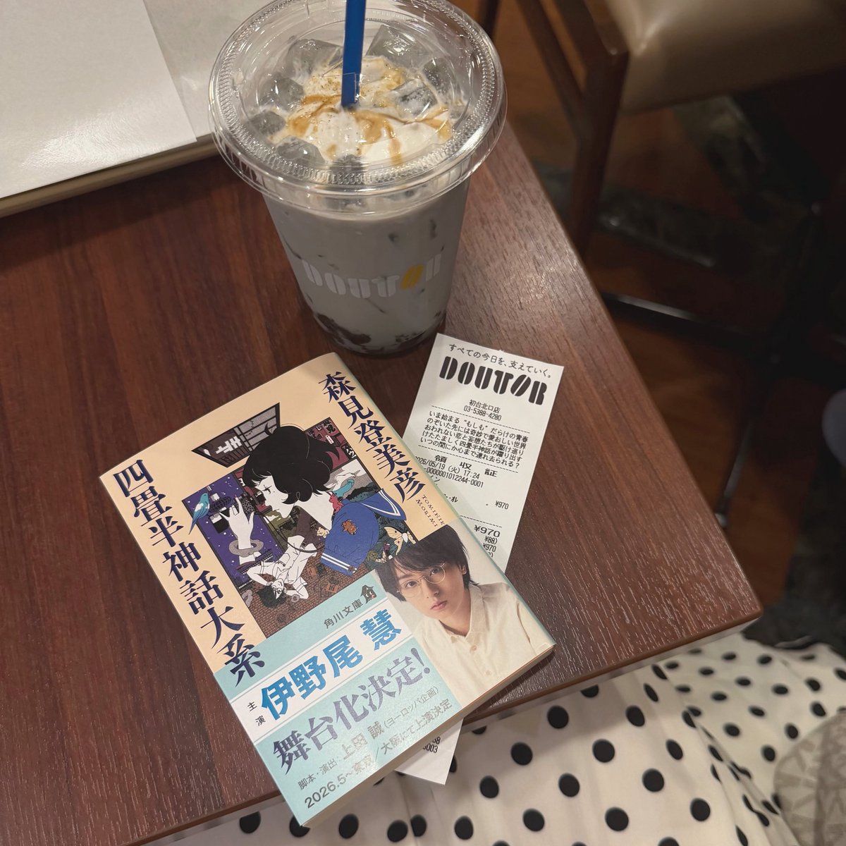 Syanooo25's tweet photo. 2回目の観劇。
初日忘れて悔やんだ双眼鏡を持ち、表情から細かな動きまでしっかり見ることができた。
内容が頭に入った状態で観るとまた違った視点に気づくことができて楽しかったな🎶 https://t.co/T1khNptIE5