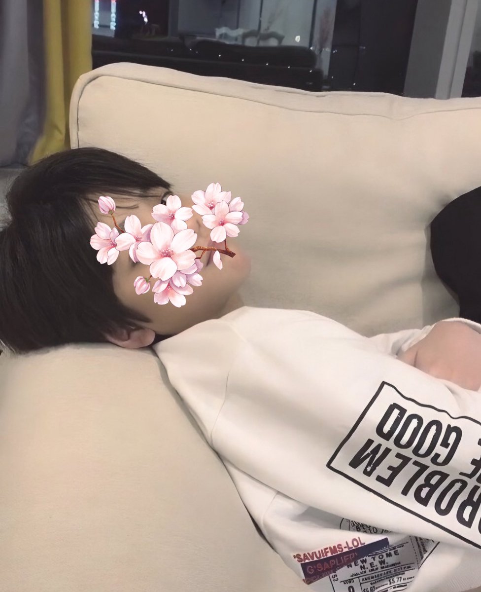 allmilove's tweet photo. • White Coats •

Satu cerita lagi tentang dokmin dan anak laki-lakinya 🥰

👦🏻: Bapak.
🐶: Hmm? 
👦🏻: Your heart rate increased again.

Dokmin kaget anaknya bilang gitu, dan langsung noleh dari sofanya.

🐶: ….memang iya? Abang tau dari mana nak 😅
👦🏻: You’ve been rubbing the left side of your chest for the past ten minutes.
🐶: *speechless* 
👦🏻: And your breathing changed after climbing the stairs, bapak.
🐶: *sighed softly* You notice too much, bang.
👦🏻: You hide too little.
🐶: Hahaha sayang… *ketawa canggung* 😅
👦🏻: Bapak sudah minum obat?
🐶: Ummm… maaf bapak… lupa.

Abang berdiri tanpa ngomong apa-apa, dia ambil satu gelas air dari dapur terus ngambil box obat dokmin dari nakas yang dia udah hafal, kaya dia udah sering siapin untuk bapaknya itu. Terus kasih semuanya ke dokmin buat diminum.

👦🏻: You tell your patients to take care of themselves every day, but you never listen to your own advice.
🐶: *senyum lembut sambil minum pil-nya* Looks like I have my own tiny doctor at home.
👦🏻: *shook his head* No… 🙂‍↔️

Abang ikut naik ke sofa itu, duduk disamping dokmin terus langsung meluk bapaknya itu.

👦🏻: I’m just your son.

Tiba-tiba suana jadi hening.

👦🏻: …and I want my dad to stay alive.