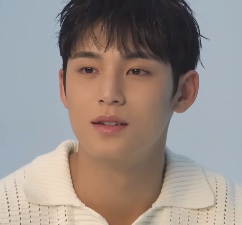 allmilove's tweet photo. • White Coats •

Satu cerita lagi tentang dokmin dan anak laki-lakinya 🥰

👦🏻: Bapak.
🐶: Hmm? 
👦🏻: Your heart rate increased again.

Dokmin kaget anaknya bilang gitu, dan langsung noleh dari sofanya.

🐶: ….memang iya? Abang tau dari mana nak 😅
👦🏻: You’ve been rubbing the left side of your chest for the past ten minutes.
🐶: *speechless* 
👦🏻: And your breathing changed after climbing the stairs, bapak.
🐶: *sighed softly* You notice too much, bang.
👦🏻: You hide too little.
🐶: Hahaha sayang… *ketawa canggung* 😅
👦🏻: Bapak sudah minum obat?
🐶: Ummm… maaf bapak… lupa.

Abang berdiri tanpa ngomong apa-apa, dia ambil satu gelas air dari dapur terus ngambil box obat dokmin dari nakas yang dia udah hafal, kaya dia udah sering siapin untuk bapaknya itu. Terus kasih semuanya ke dokmin buat diminum.

👦🏻: You tell your patients to take care of themselves every day, but you never listen to your own advice.
🐶: *senyum lembut sambil minum pil-nya* Looks like I have my own tiny doctor at home.
👦🏻: *shook his head* No… 🙂‍↔️

Abang ikut naik ke sofa itu, duduk disamping dokmin terus langsung meluk bapaknya itu.

👦🏻: I’m just your son.

Tiba-tiba suana jadi hening.

👦🏻: …and I want my dad to stay alive.