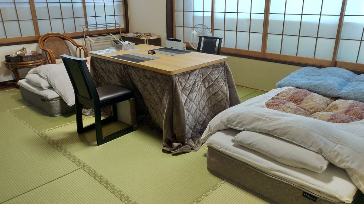 hashikamiya's tweet photo. 投宿✨
1人では泊まれない宿。念願です😊部屋の真ん中のテーブルが使い勝手が良かったし、マットレスの高さも絶妙に良き😊何よりウェルカムドリンクセットに早速飲みたくなるね😁 https://t.co/69FxFFpYvW