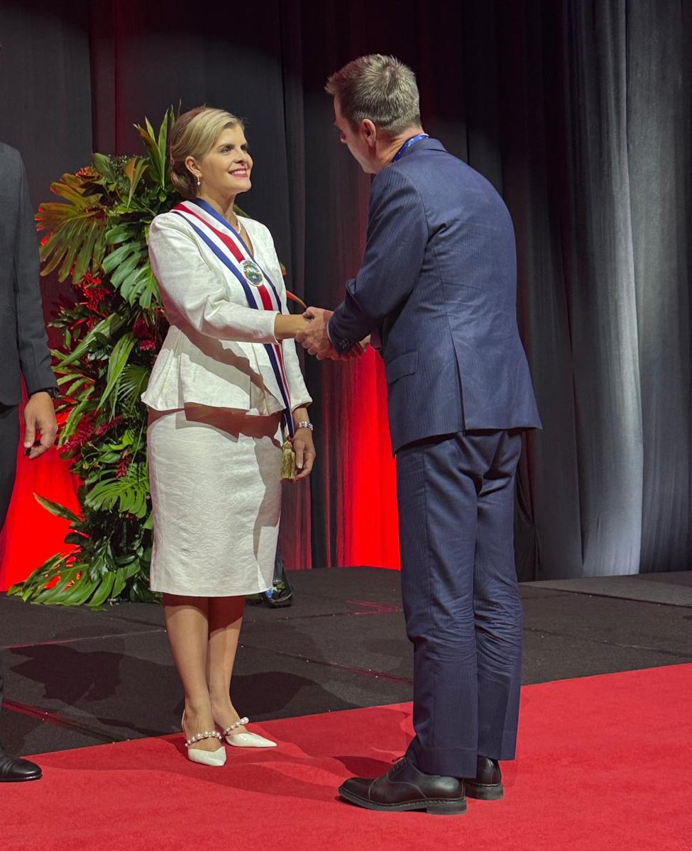 BLarrouquis's tweet photo. 🇫🇷🇨🇷 Honoré d’avoir représenté la France, en qualité d’envoyé spécial du Président de la République, @emmanuelmacron lors des cérémonies de transmission du mandat présidentiel à Mme Laura Fernández Delgado au Costa Rica. https://t.co/xTtXkYaGMs