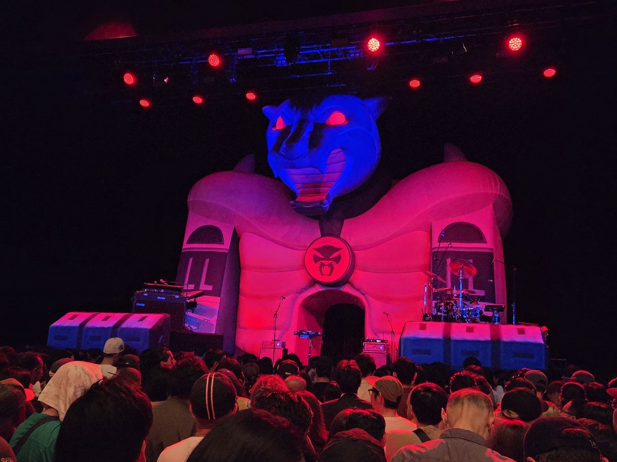 5th_unit's tweet photo. Thundercat Japan Tour行ってきました
Thundercatの超絶プレイのベースはもちろん、Justin Brownのドラムも超絶💘
I Love Louis Coleだしね😉
始まってるのにマグ置きにくるし、ソニック特別仕様だし、なんでやねん🤣
Distracted中心に人気曲、超絶プレイなのに終始お茶目で可愛いくて最高❤️ https://t.co/7yQ7JJ8d7M