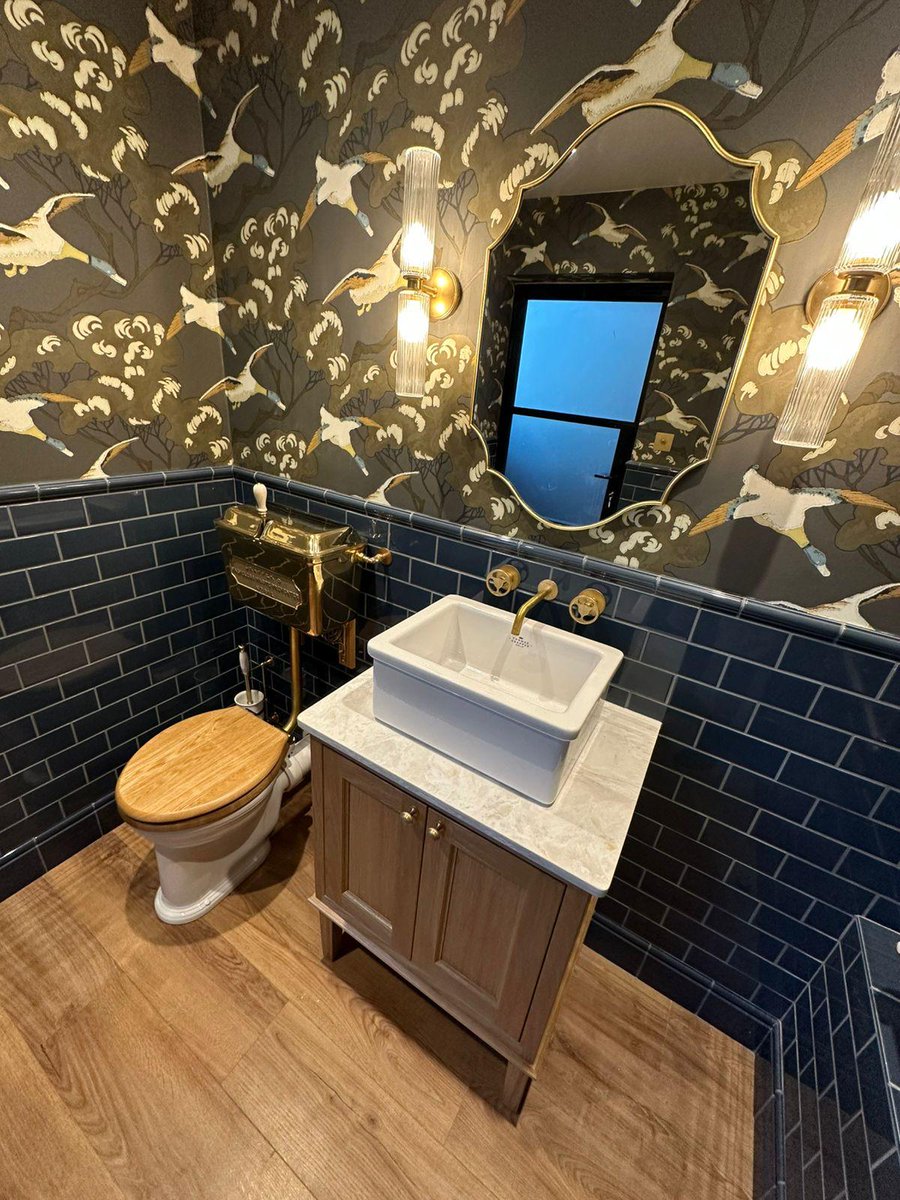 TProperties_'s tweet photo. Can we show you the rest of this small space with surprisingly big impact?
This cloakroom transformation in Chiddingfold features statement wallpaper, timeless details and traditional @ThomasCrapperCo fittings.
Designed &amp; supplied by Bathroom Interiors https://t.co/EI1QAaybp8 https://t.co/r4nCMpUi0q