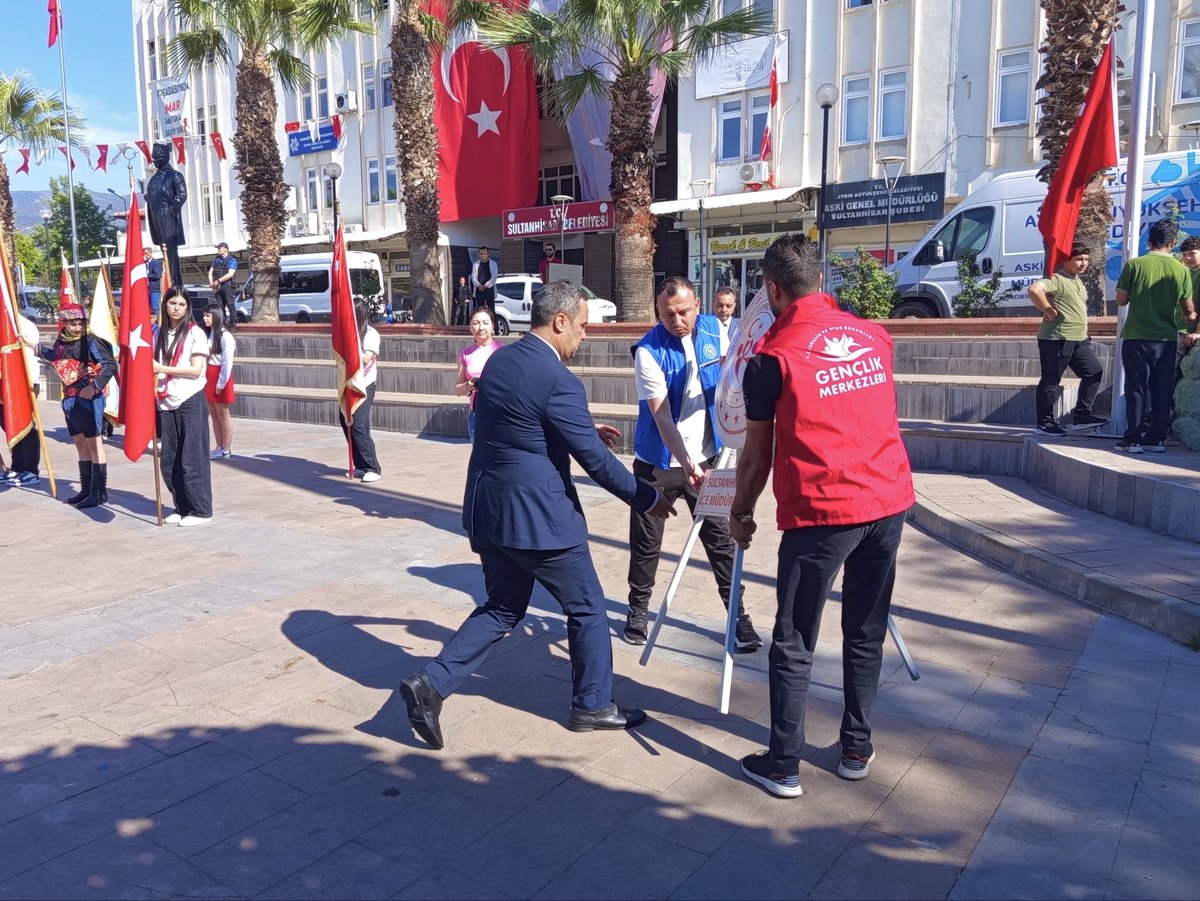 SultanhGm's tweet photo. 19 Mayıs Atatürk’ü Anma, Gençlik ve Spor Bayramı, Çelenk Sunma Töreni ile başladı.

Tören alanında protokol üyelerimizin ve öğrenci gruplarımızın yerlerini almasının ardından, Sultanhisar Gençlik ve Spor İlçe Müdürümüzün çelenk sunumuyla program başladı. 🇹🇷 https://t.co/efbln3rf7A