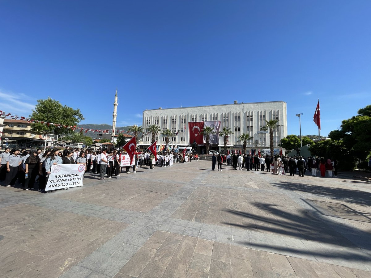 SultanhGm's tweet photo. 19 Mayıs Atatürk’ü Anma, Gençlik ve Spor Bayramı, Çelenk Sunma Töreni ile başladı.

Tören alanında protokol üyelerimizin ve öğrenci gruplarımızın yerlerini almasının ardından, Sultanhisar Gençlik ve Spor İlçe Müdürümüzün çelenk sunumuyla program başladı. 🇹🇷 https://t.co/efbln3rf7A