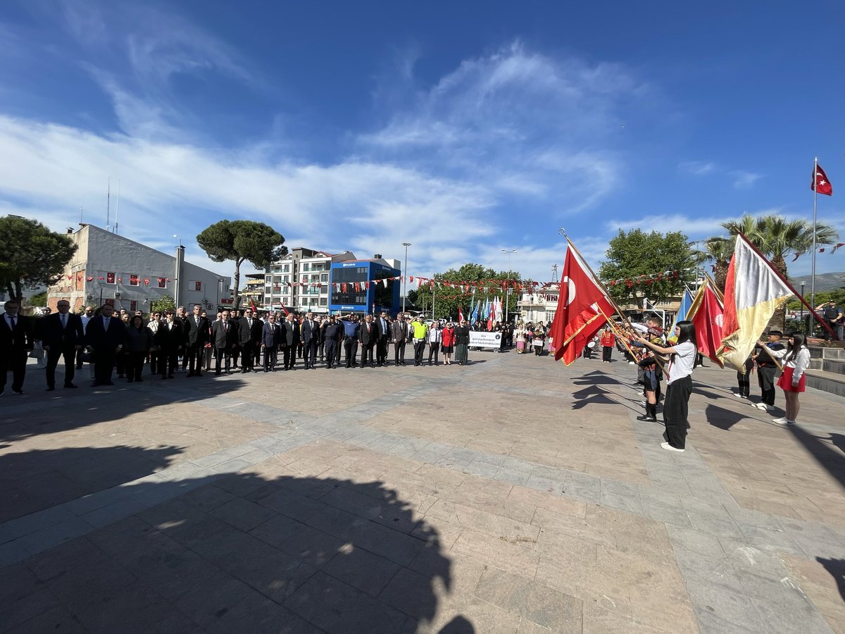SultanhGm's tweet photo. 19 Mayıs Atatürk’ü Anma, Gençlik ve Spor Bayramı, Çelenk Sunma Töreni ile başladı.

Tören alanında protokol üyelerimizin ve öğrenci gruplarımızın yerlerini almasının ardından, Sultanhisar Gençlik ve Spor İlçe Müdürümüzün çelenk sunumuyla program başladı. 🇹🇷 https://t.co/efbln3rf7A